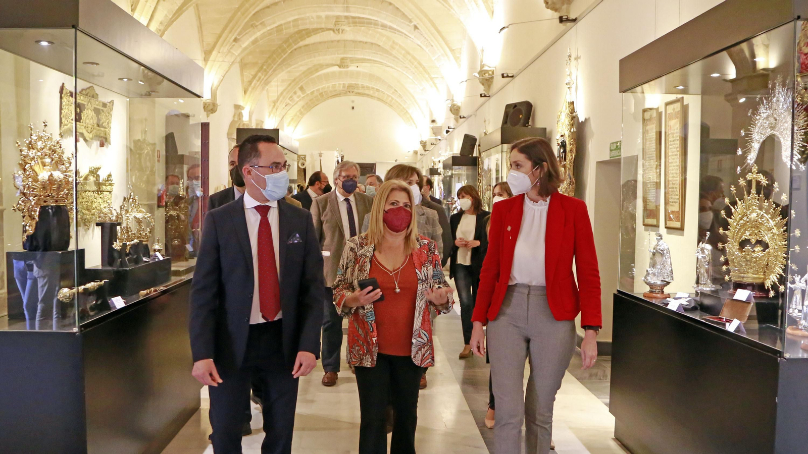 La ministra Reyes Maroto visitando la exposición cofrade en Jerez