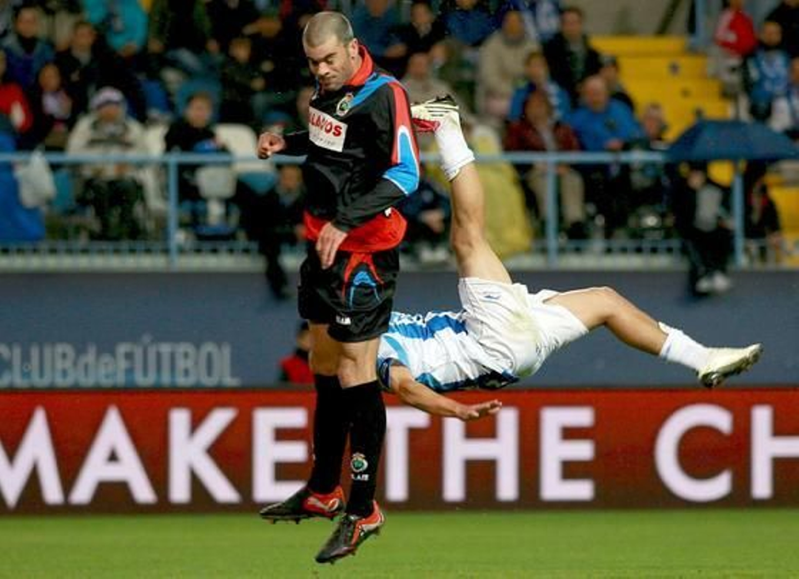 El Málaga recobra el pulso después de golear en casa 4-1 al Racing de Santander. / EFE