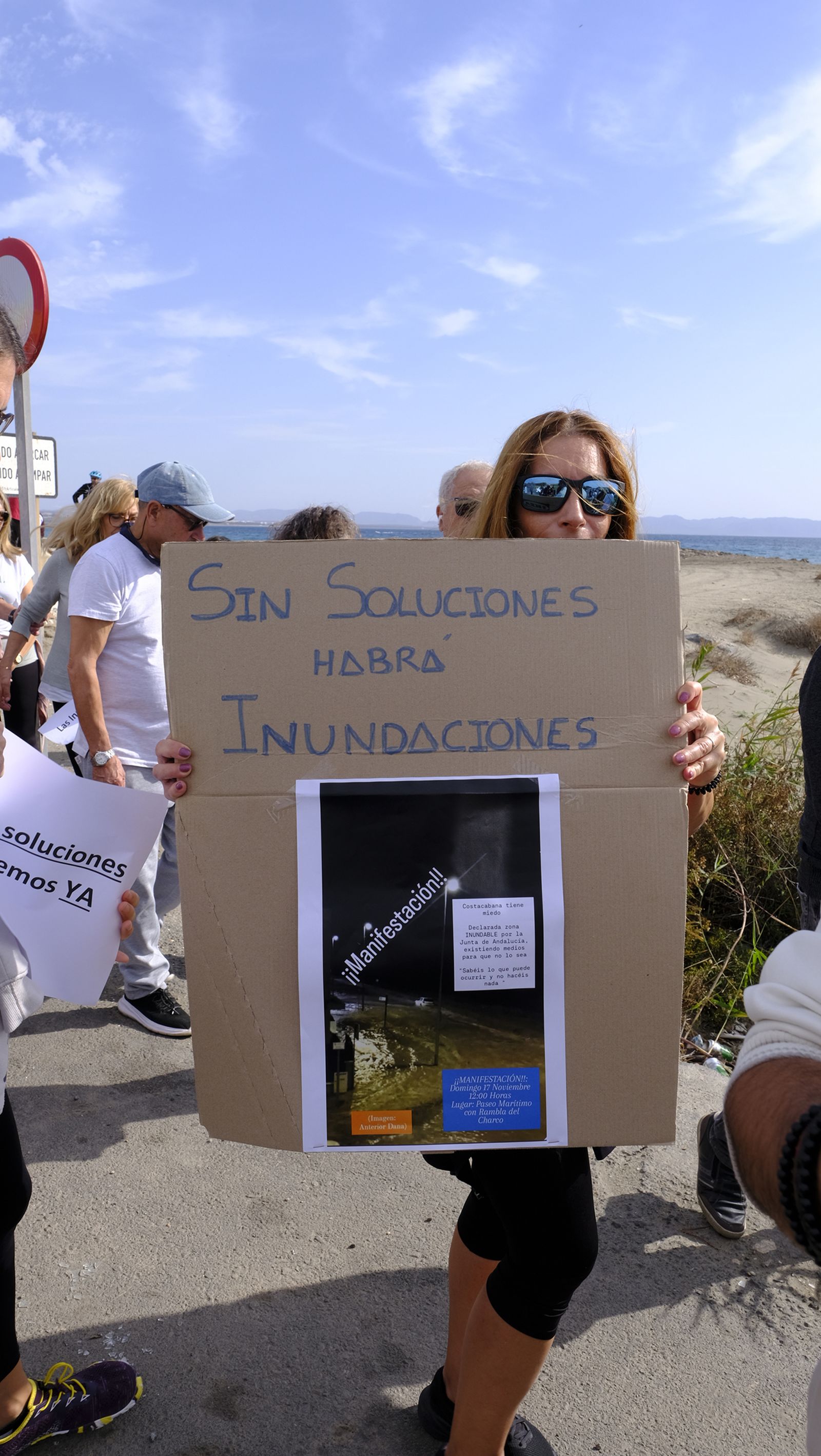 Los vecinos de Costacabana se manifiestan por el arreglo de su rambla, en imágenes