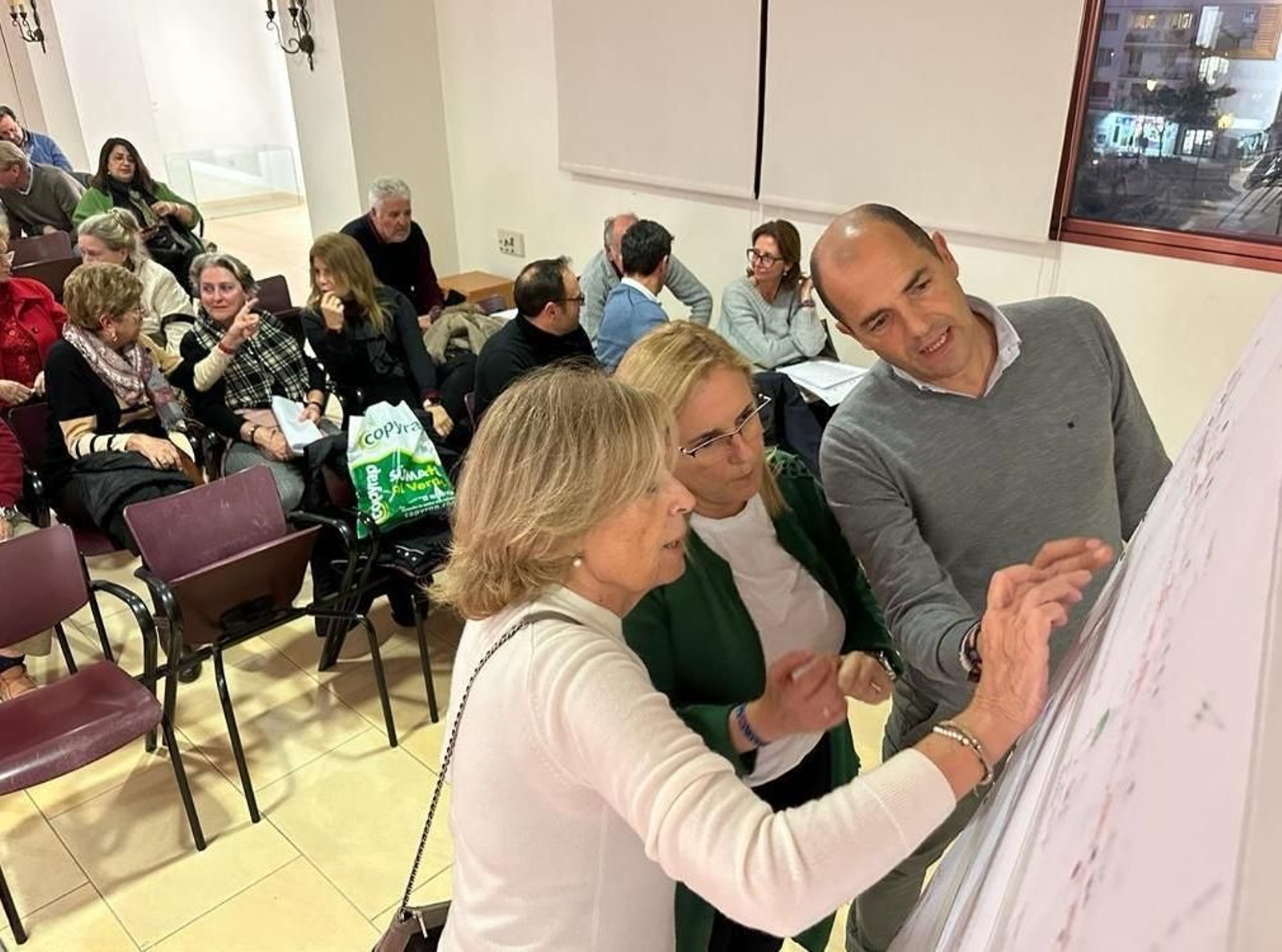 La reunión entre el Ayuntamiento y los vecinos de la calle Asturias.
