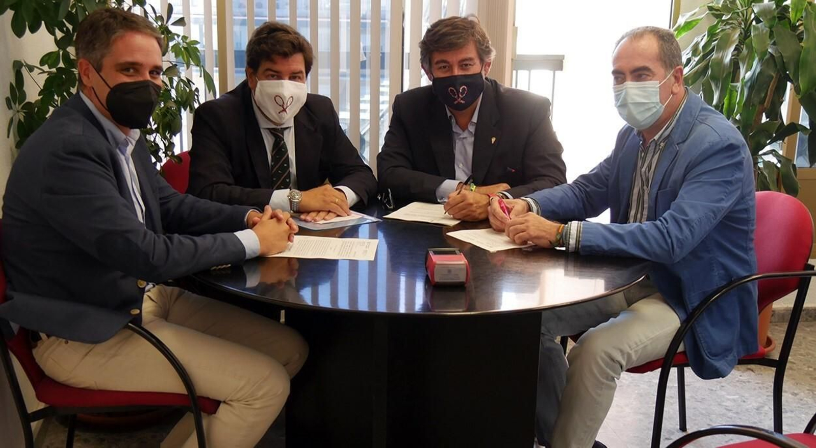 Los representantes del Córdoba CF y el Ayuntamiento, en el momento de la firma del acuerdo de patrocinio.