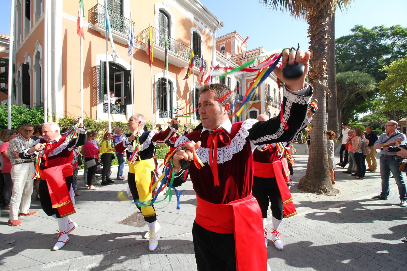 Imágenes del desfile Iberoamericano de bailes.