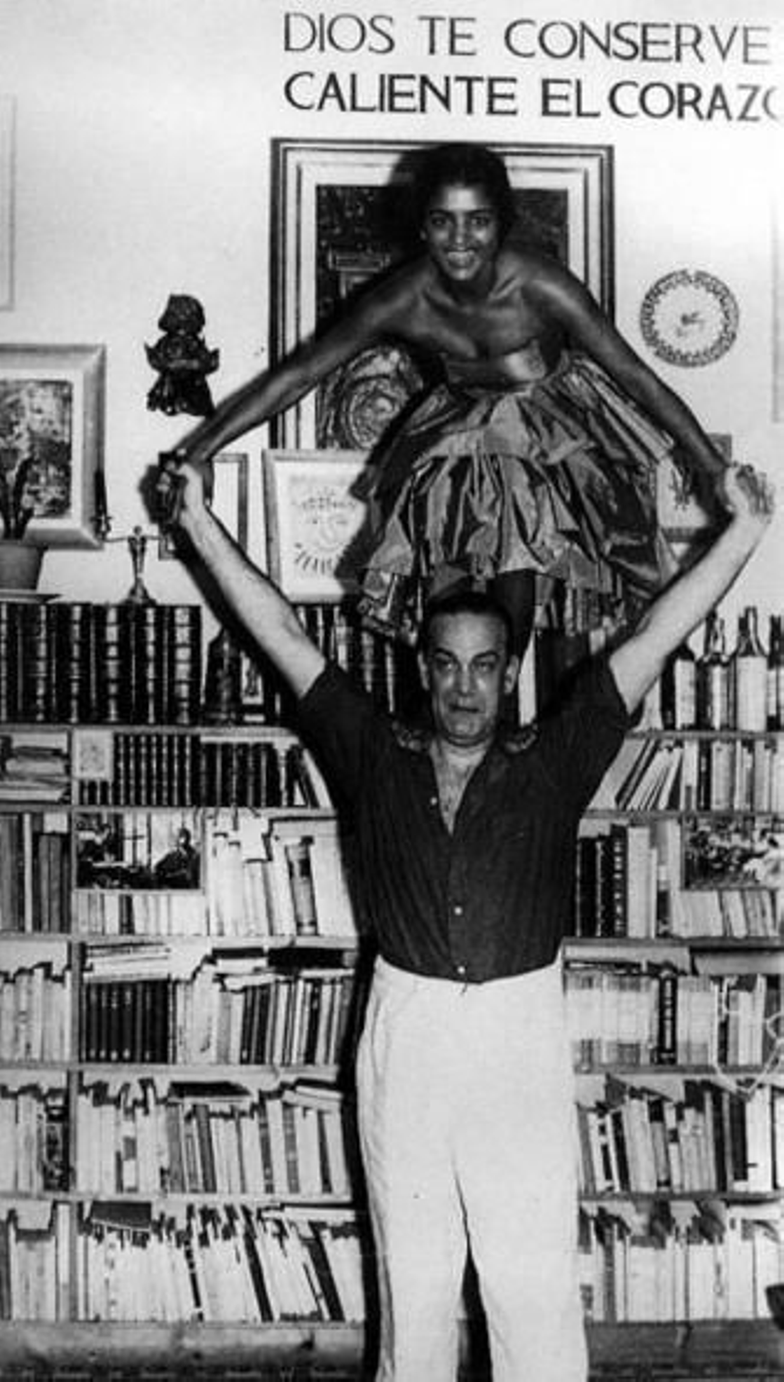 Cela, a finales de los 50, posando con La Chunga a hombros.