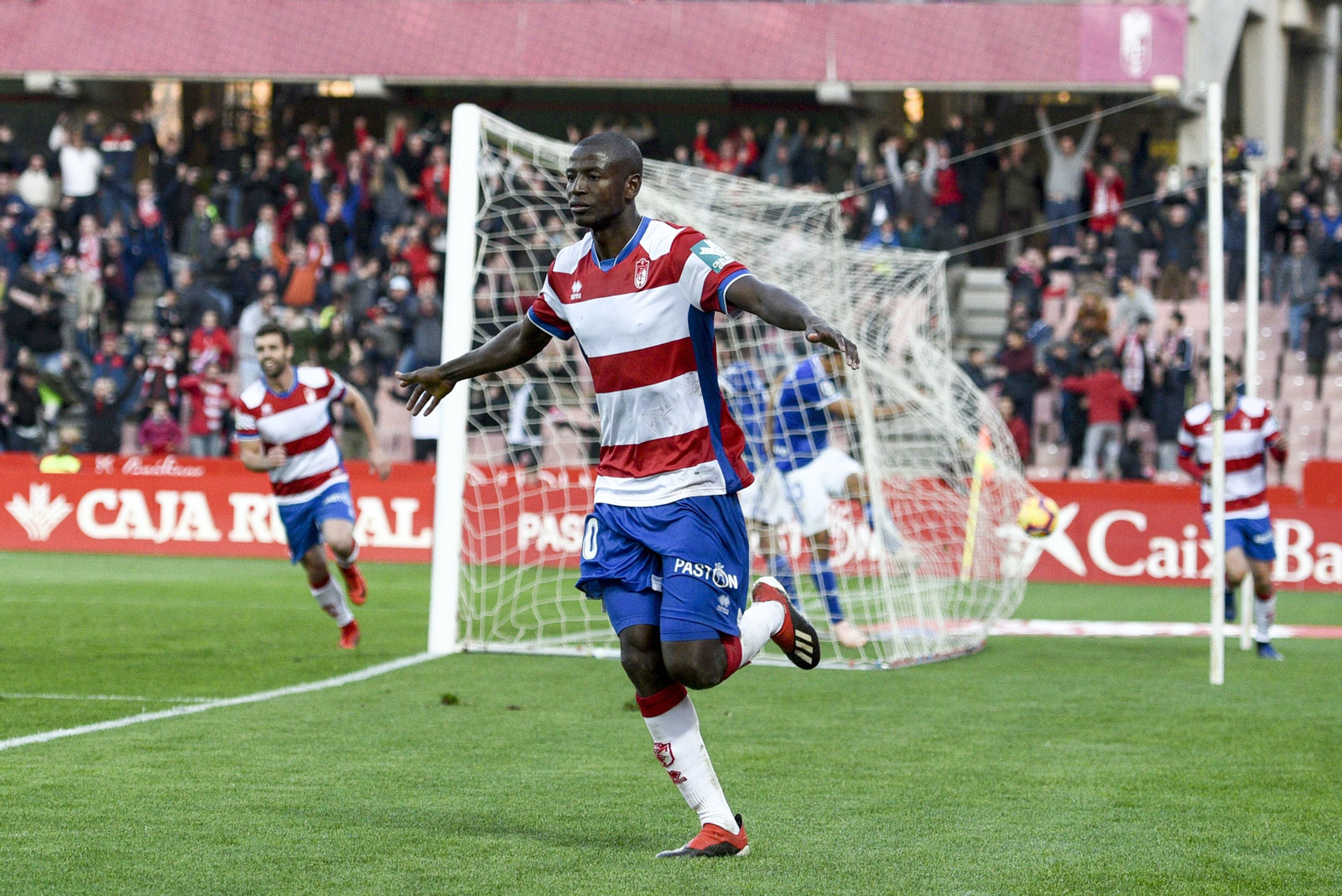 Adrián Ramos celebra el tanto que permitió al Granada CF derrotar al Oviedo.
