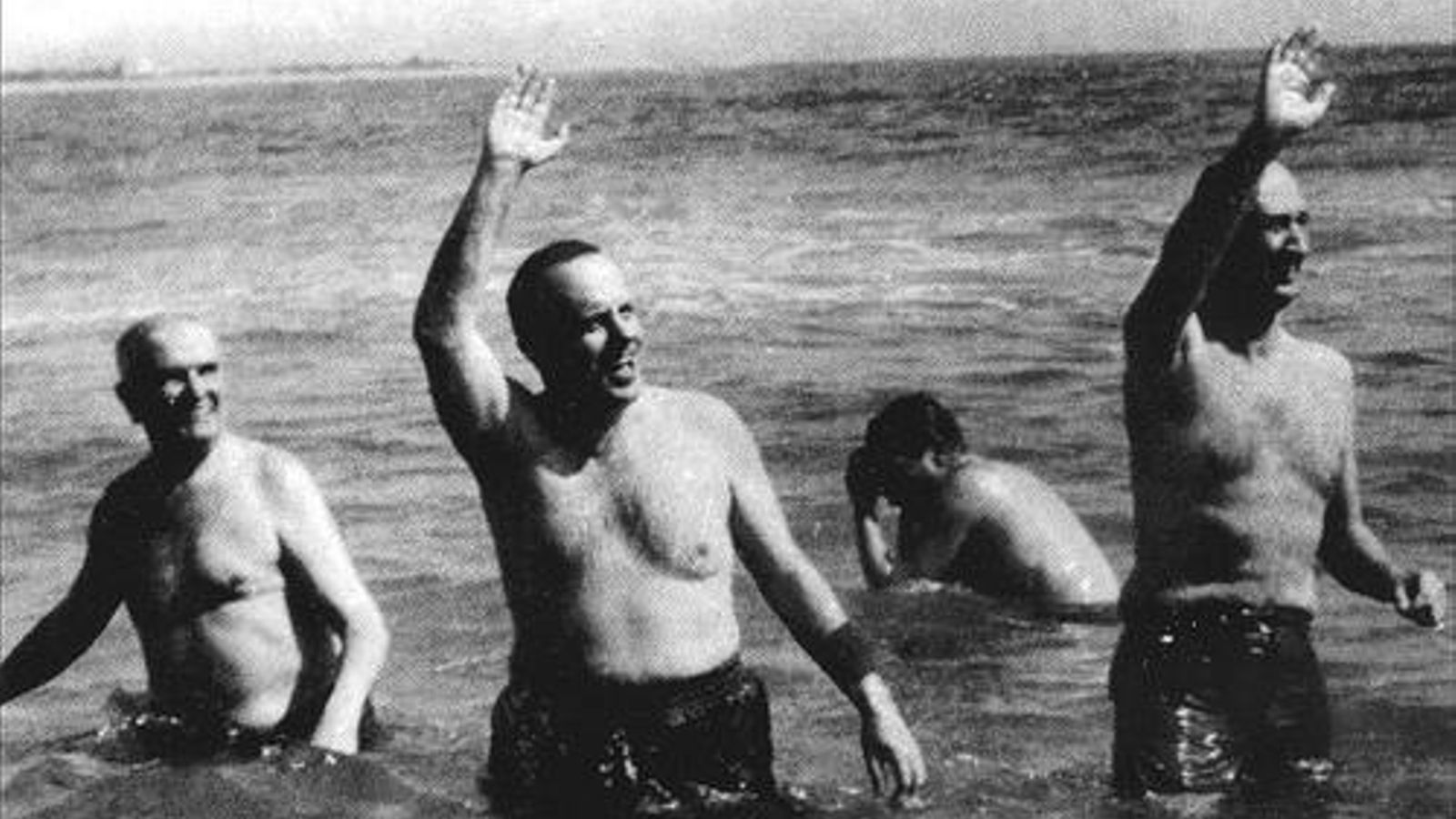 Famoso baño de Manuel Fraga en el agua de Palomares.