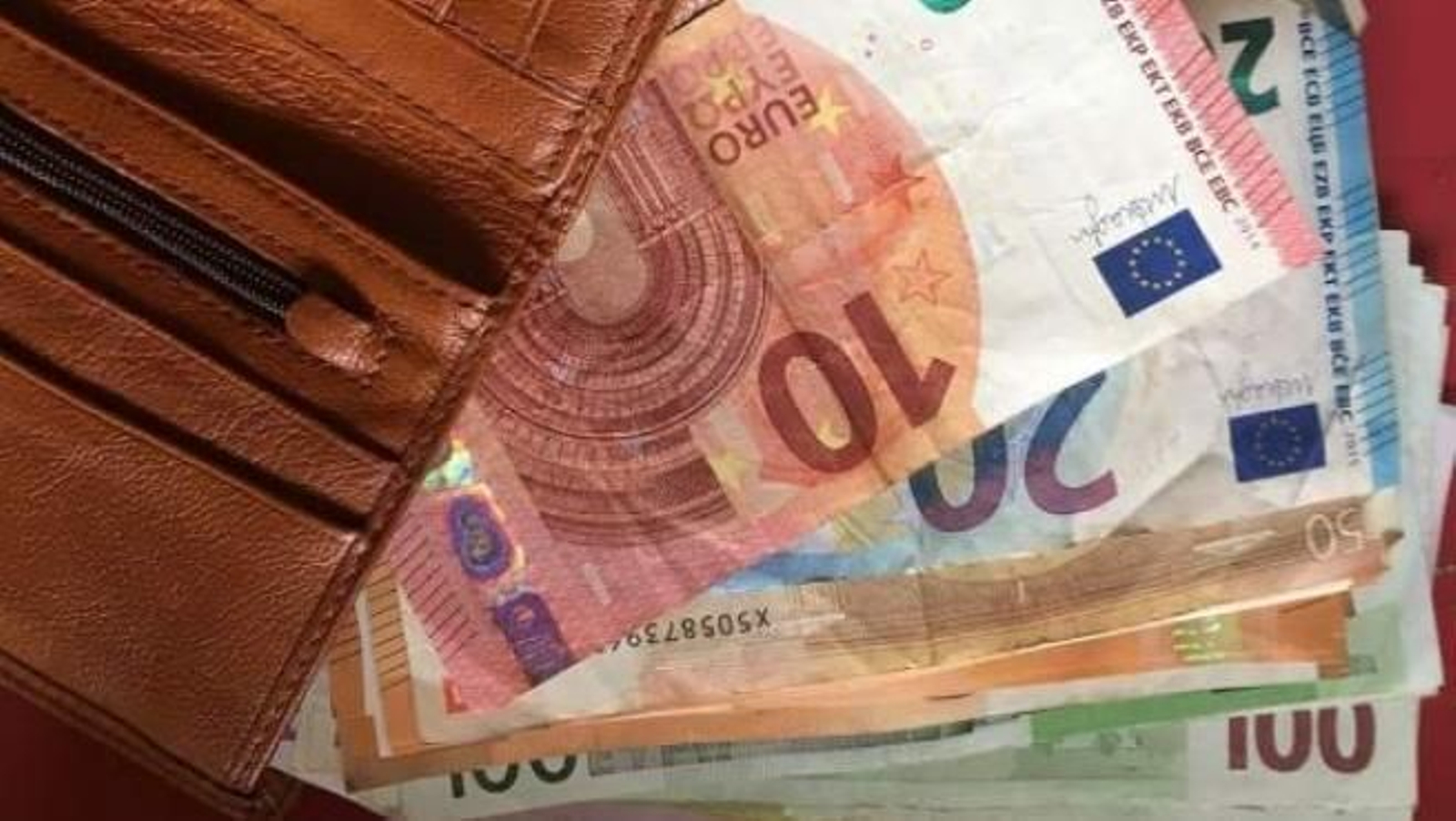Recupera su cartera tras haberla extraviado con cerca de 1.700 euros en su interior.