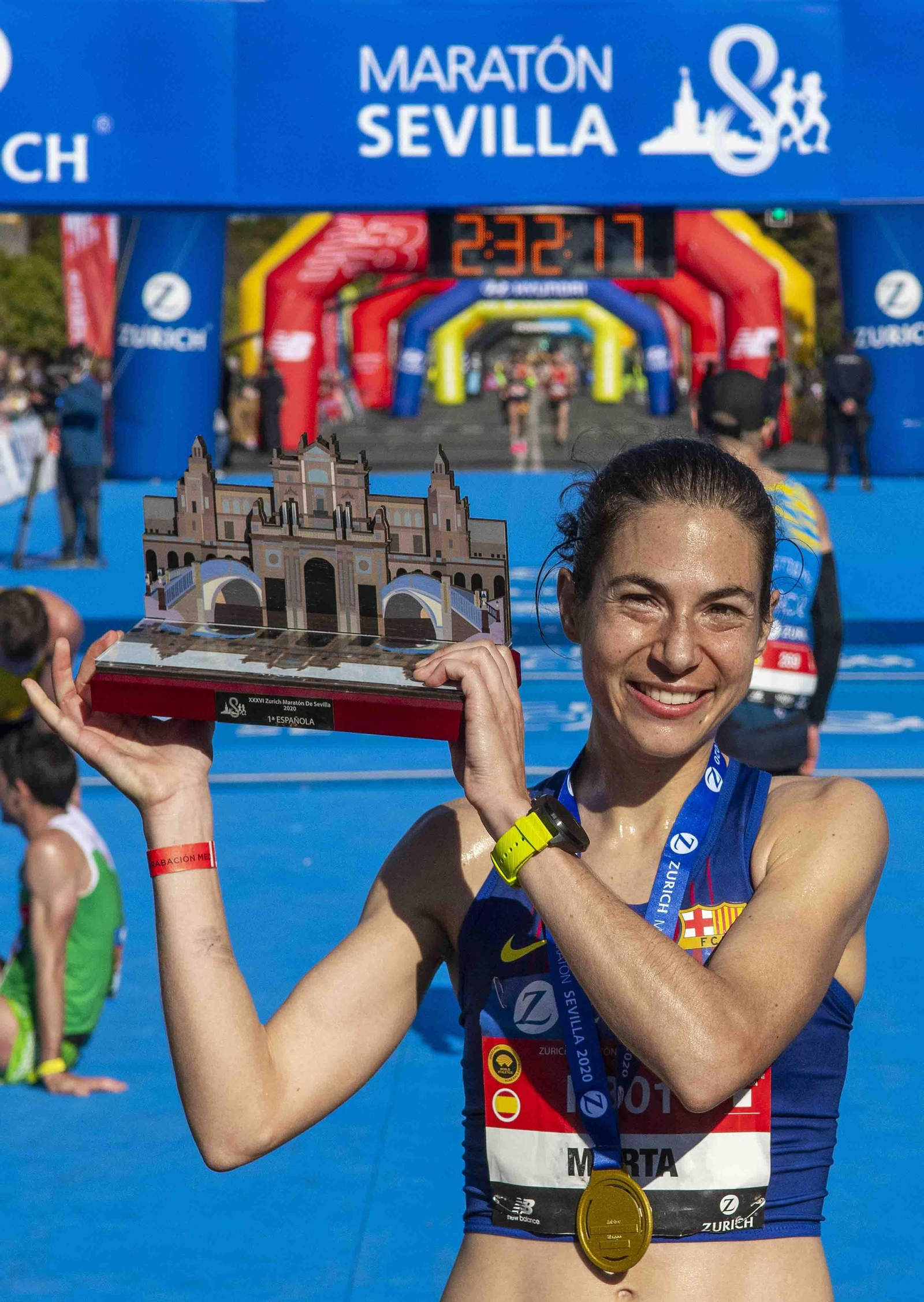 Marta Galimany recoge su trofeo en el Zurich Maratón de Sevilla 2020.