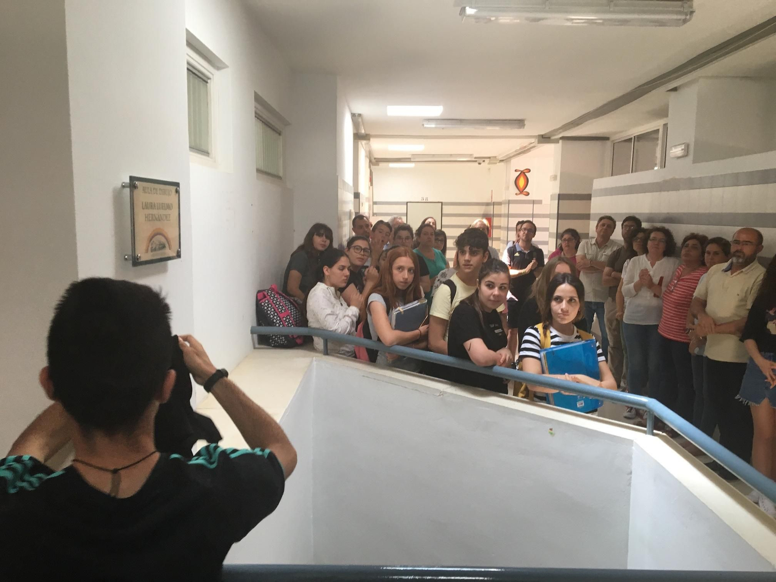 Uno de sus alumnos descubre la placa lleva el nombre de Laura Luelmo. Uno de sus alumnos descubre la placa lleva el nombre de Laura Luelmo.