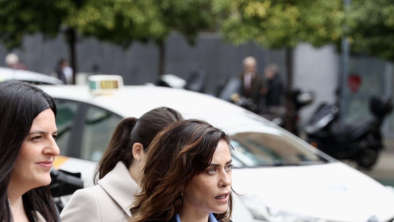 María León, con su abogada, llegando a la sede judicial. María León, con su abogada, llegando a la sede judicial.