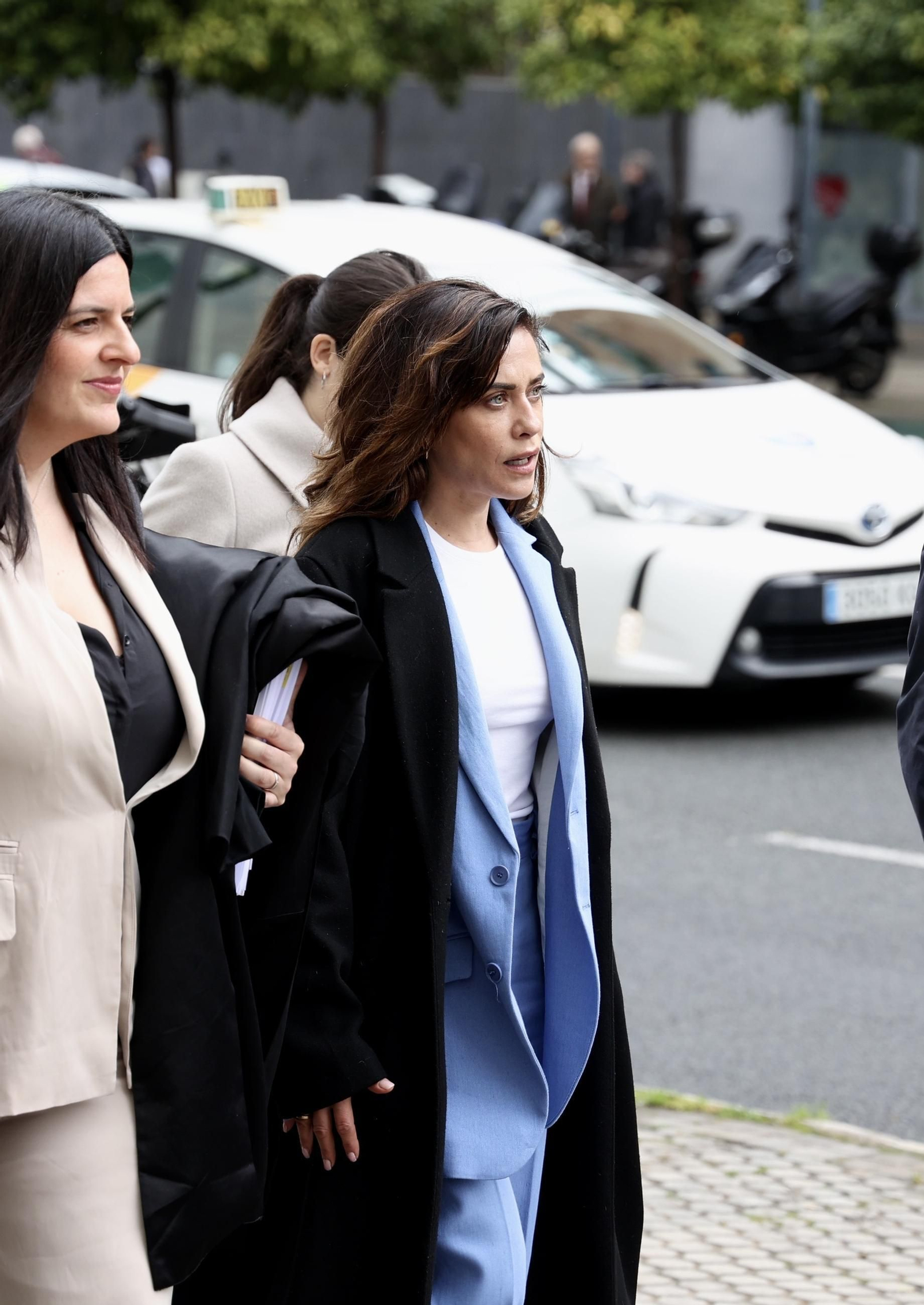 Las imágenes del juicio a María León por el incidente con la Policía Local de Sevilla.