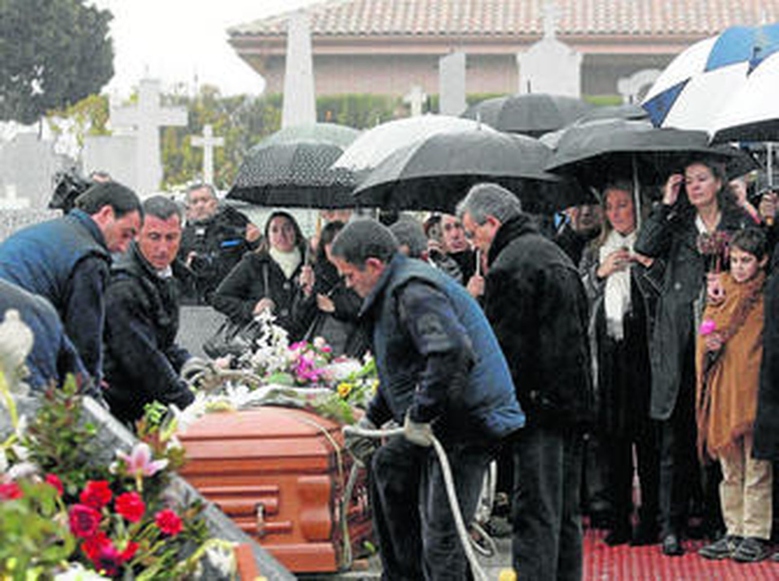 Familiares, amigos y personalidades, reunidos ayer en el entierro de Luis García Berlanga.
