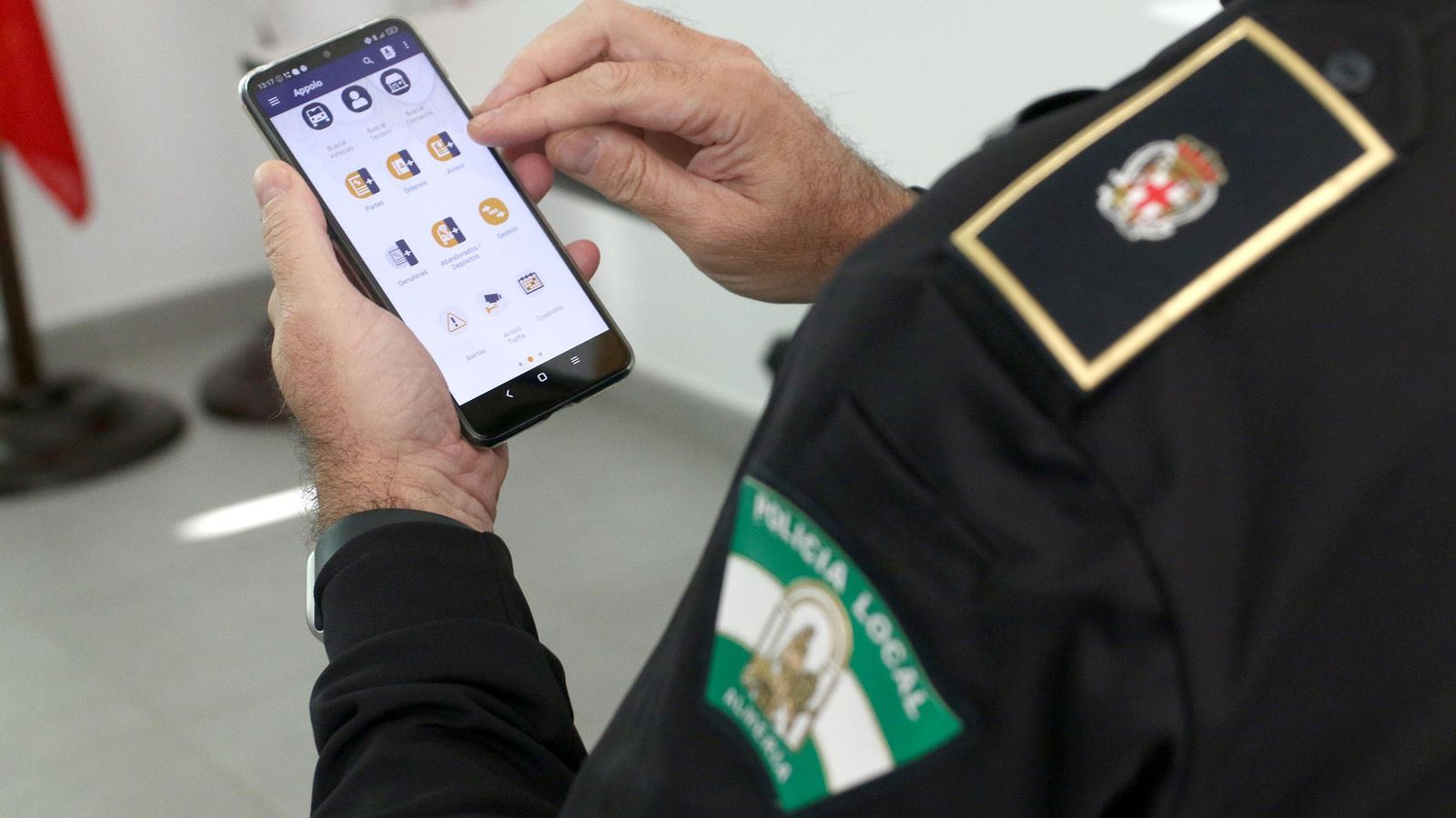 La aplicación se puede usar a través de cualquier dispositivo Android, de hecho los agentes lo que van a usar para su trabajo diario es un teléfono móvil o una tablet