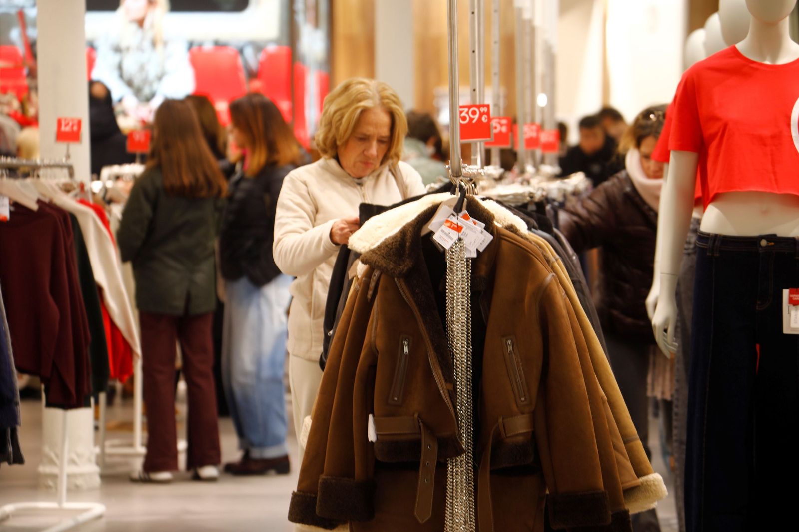 Los cordobeses se lanzan a por las rebajas de invierno, en imágenes