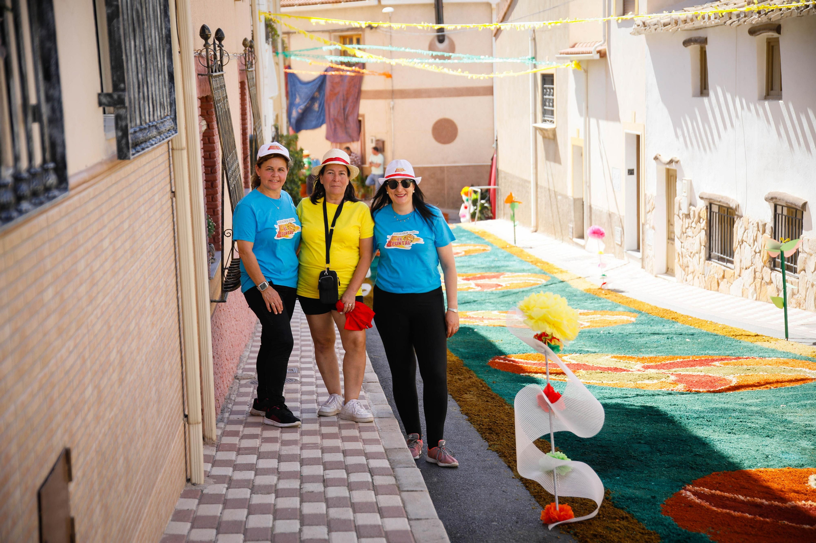 Así es la gran alfombra de serrín para que levite la Virgen de Fátima de Tíjola