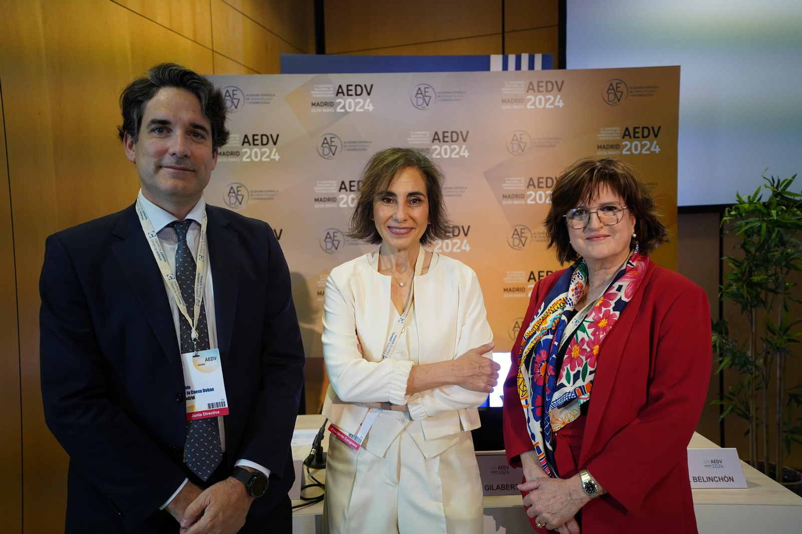 Los doctores Pablo de la Cueva, Yolanda Gilaberte e Isabel Belinchón, durante en Congreso Nacional de la Academia Española de Dermatología y Venereología. Los doctores Pablo de la Cueva, Yolanda Gilaberte e Isabel Belinchón, durante en Congreso Nacional de la Academia Española de Dermatología y Venereología.