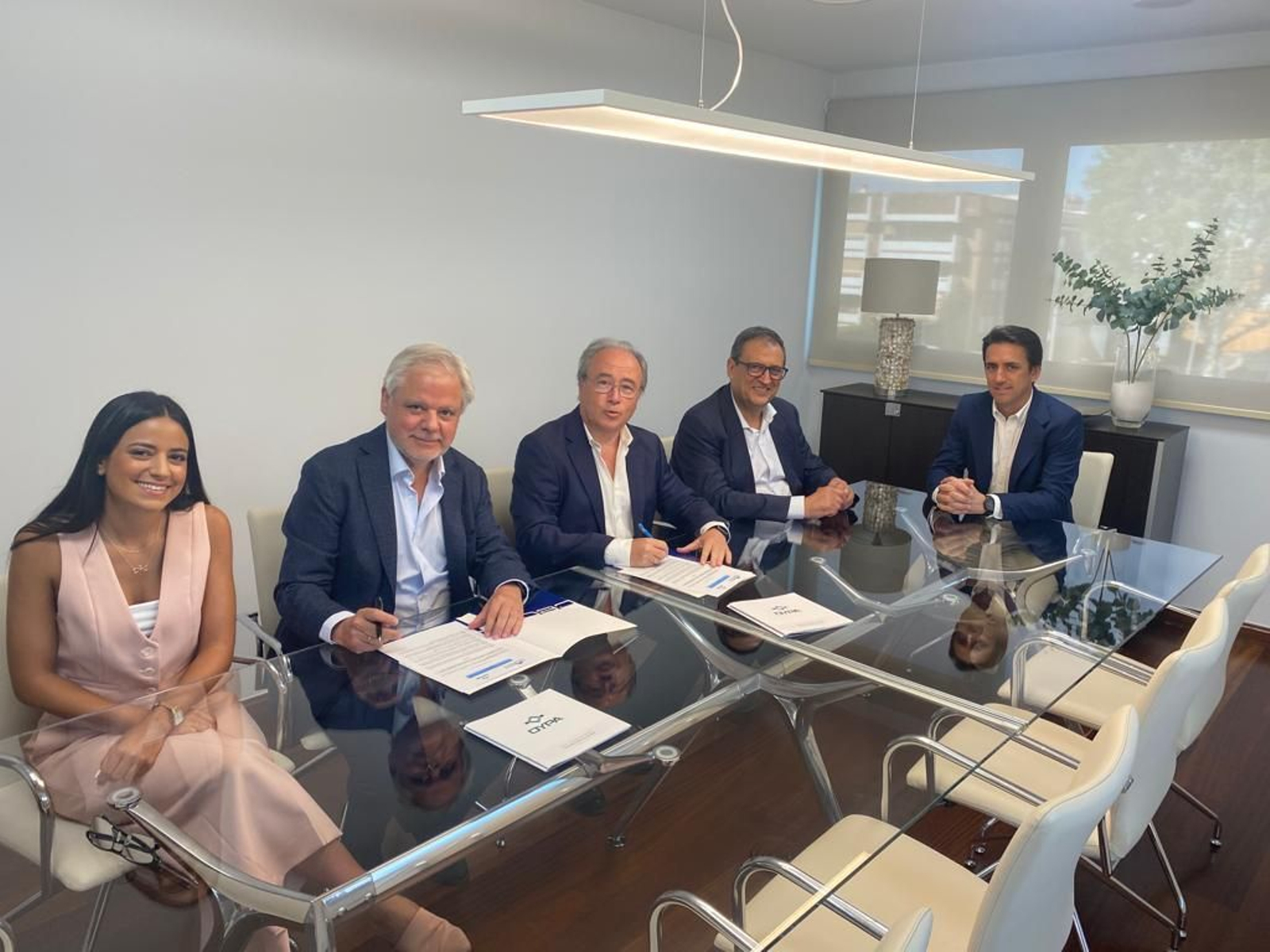 Momento de la firma entre OYPA y CECO.