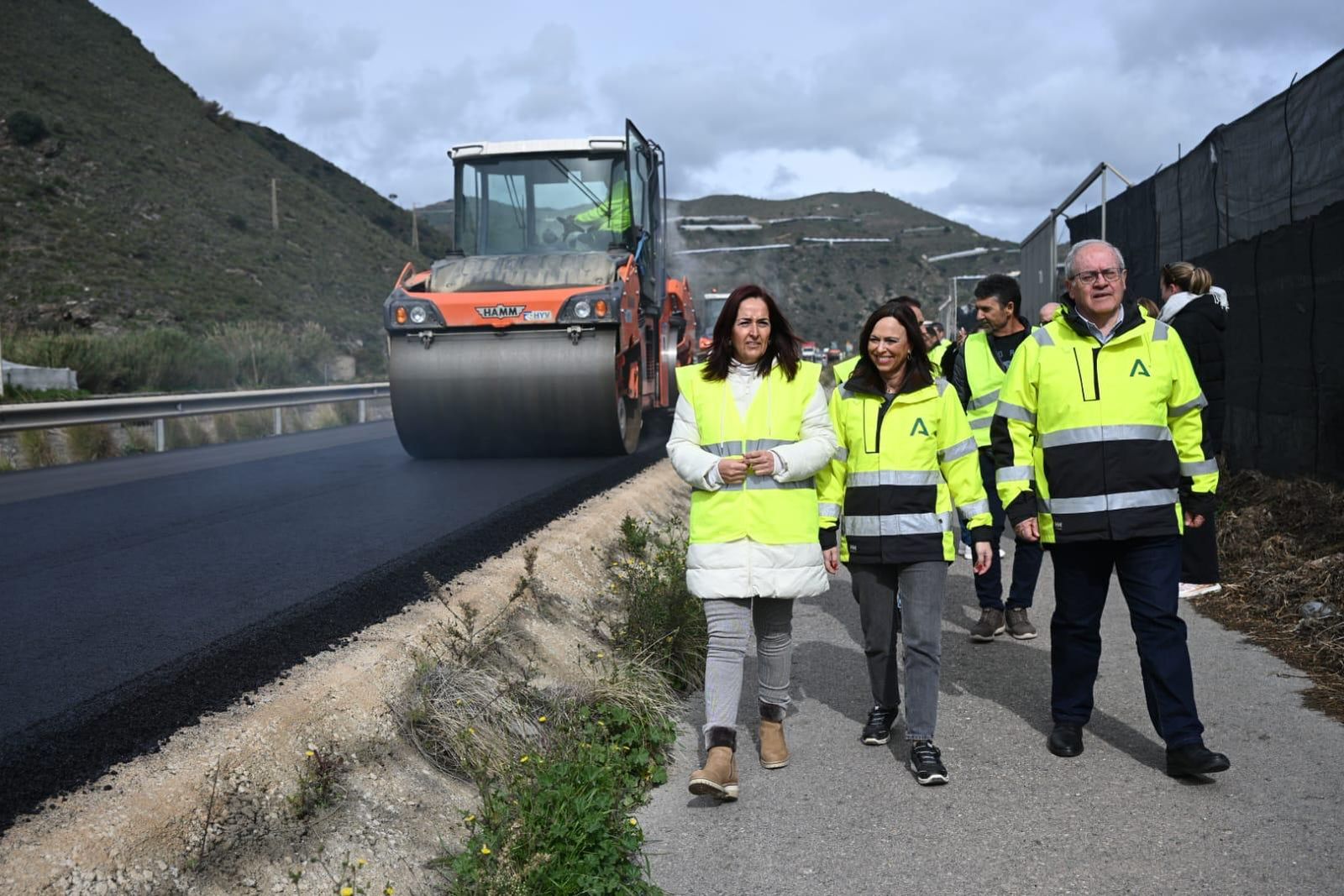 María José Sánchez, Rocío Díaz y Antonio Ayllón, en las obras de Albuñol