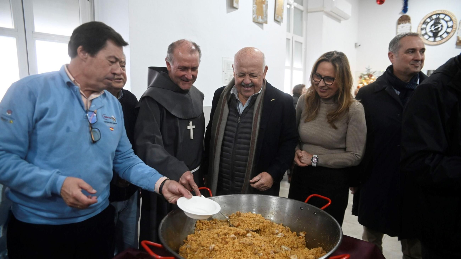 Asistentes a las migas de los Hermanos de la Cruz Blanca.