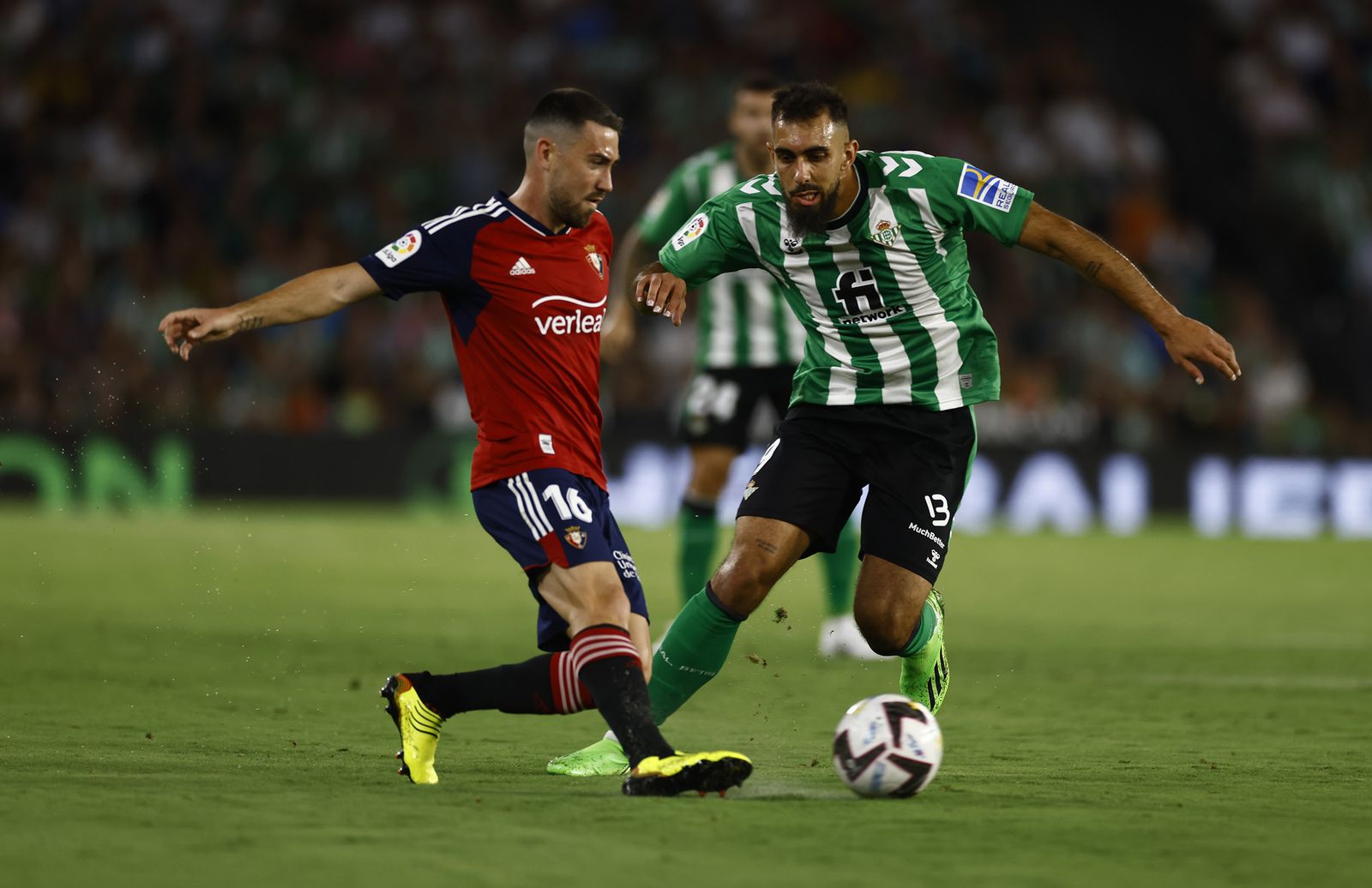 Borja Iglesias presiona a Moi Gómez en un lance del partido.