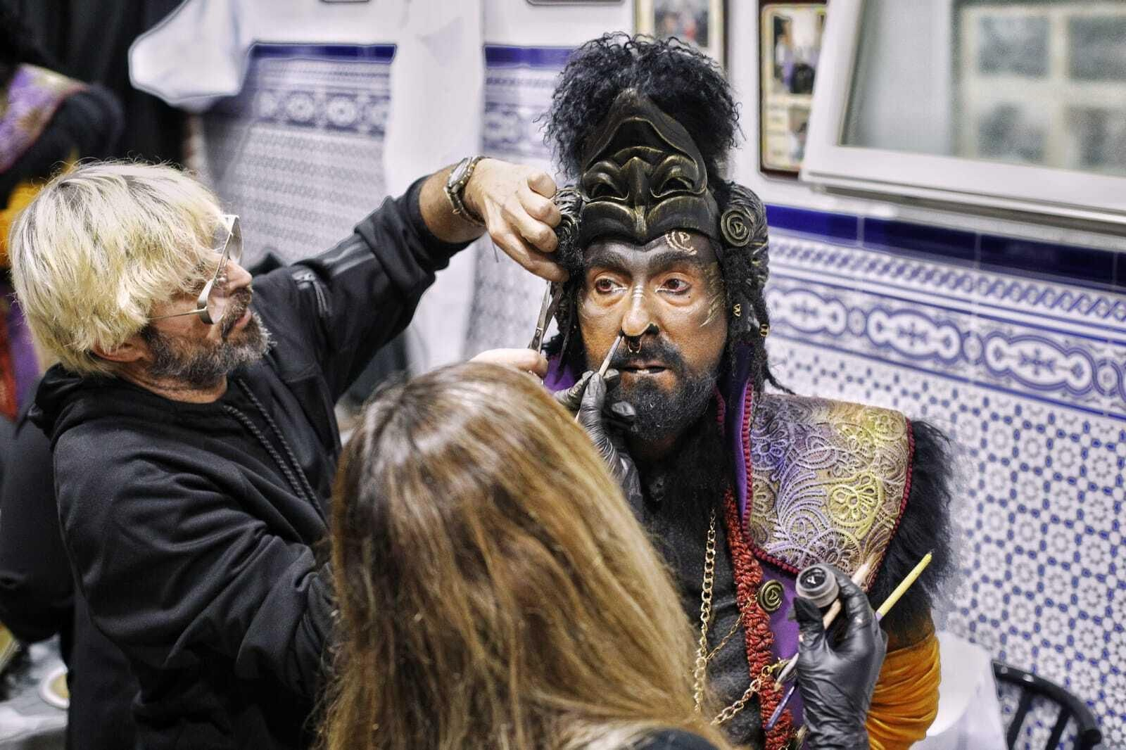 El personal de la maquilladora Sara Romero retoca a Martínez Ares.