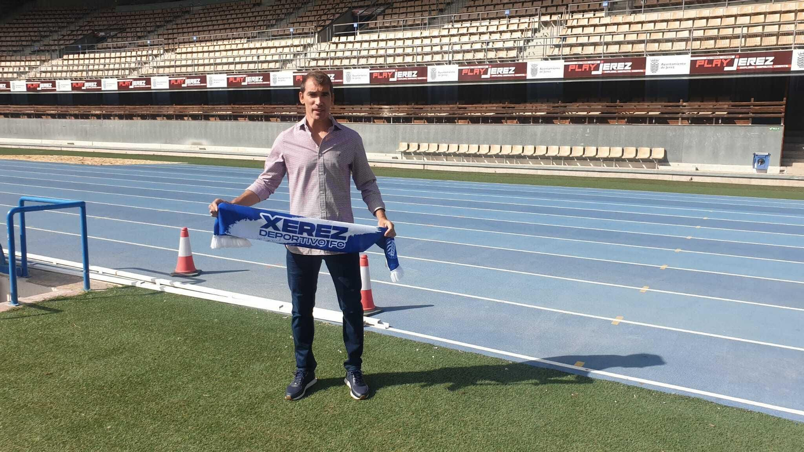 Francis posa con la bufanda del Xerez DFC en Chapín tras su presentación.