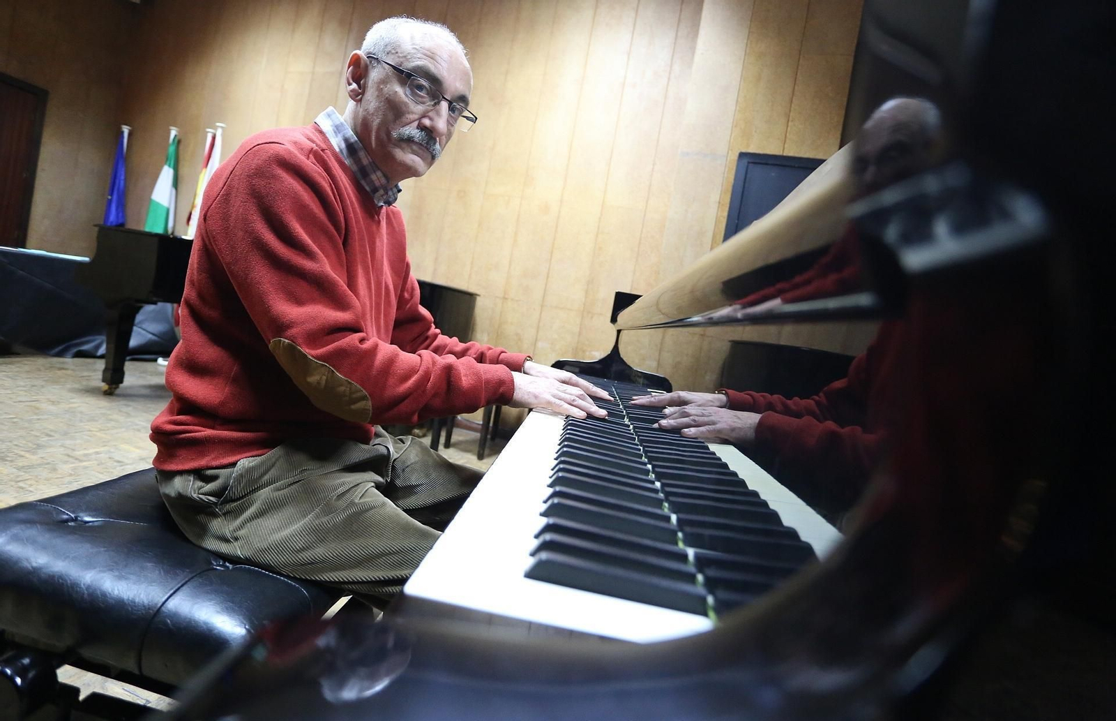 José Luis Tarín, profesor de piano con más de 20 años de servicio como interino, en el salón de actos del conservatorio Cristóbal de Morales de Sevilla.