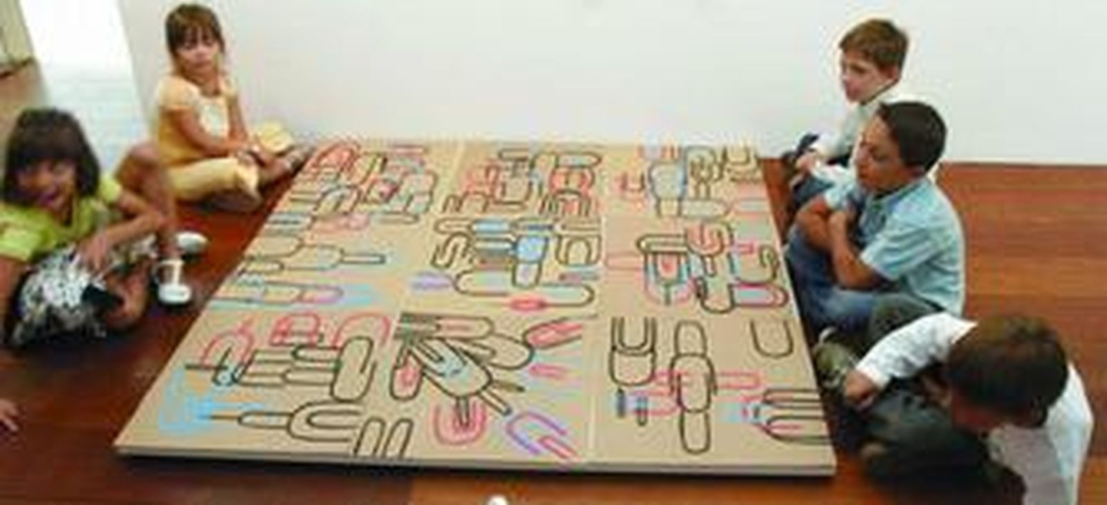 1. La muestra cuenta con las obras de alumnos de los colegios Jardín de la Reina y La Purísima de Jun; y de Primaria del Colegio Alquería y San Isidro Labrador de La Malahá  2. Para muchos, la primera experiencia artística. 3. Los niños y los responsables de la muestra.