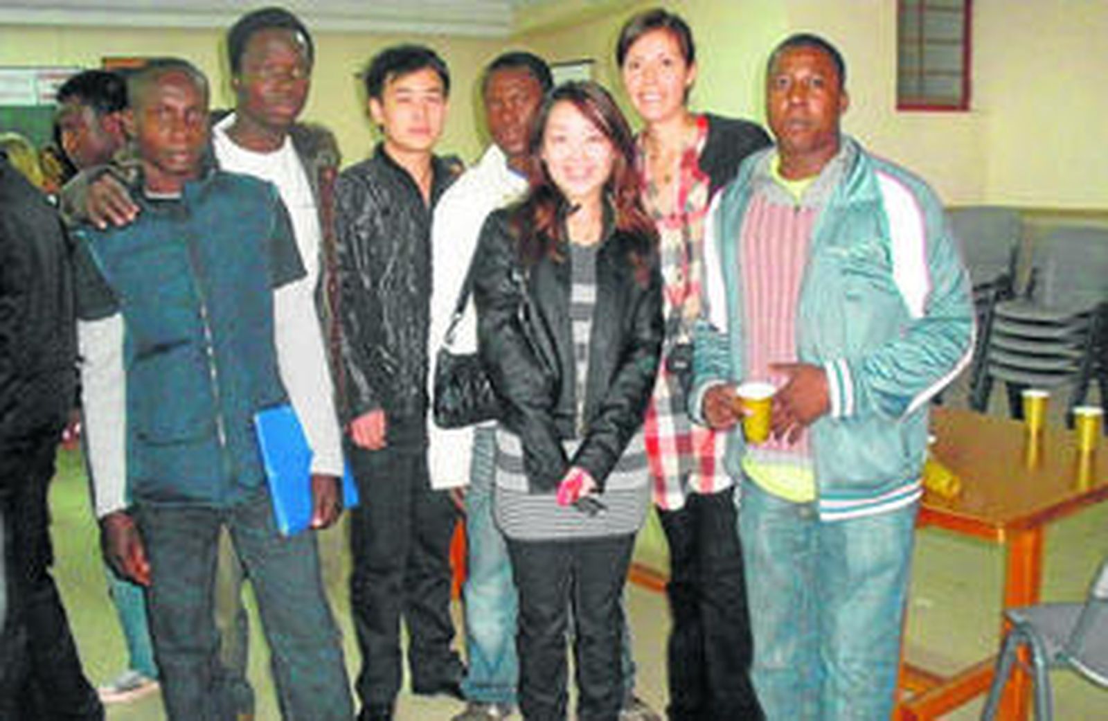Rosy Yáñez, de México, con un grupo de alumnos de sus clases de español en la sede de la Axarquía.