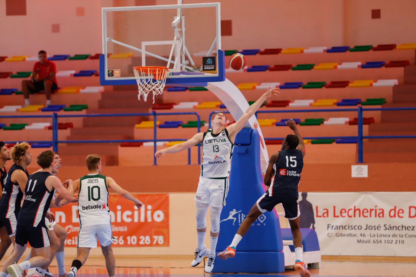 Las fotos de la primera jornada del torneo Internacional U20 de baloncesto de La Línea