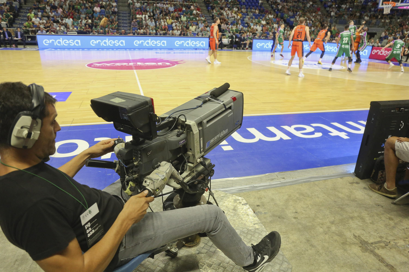 Retransmisión de un partido en el Carpena.