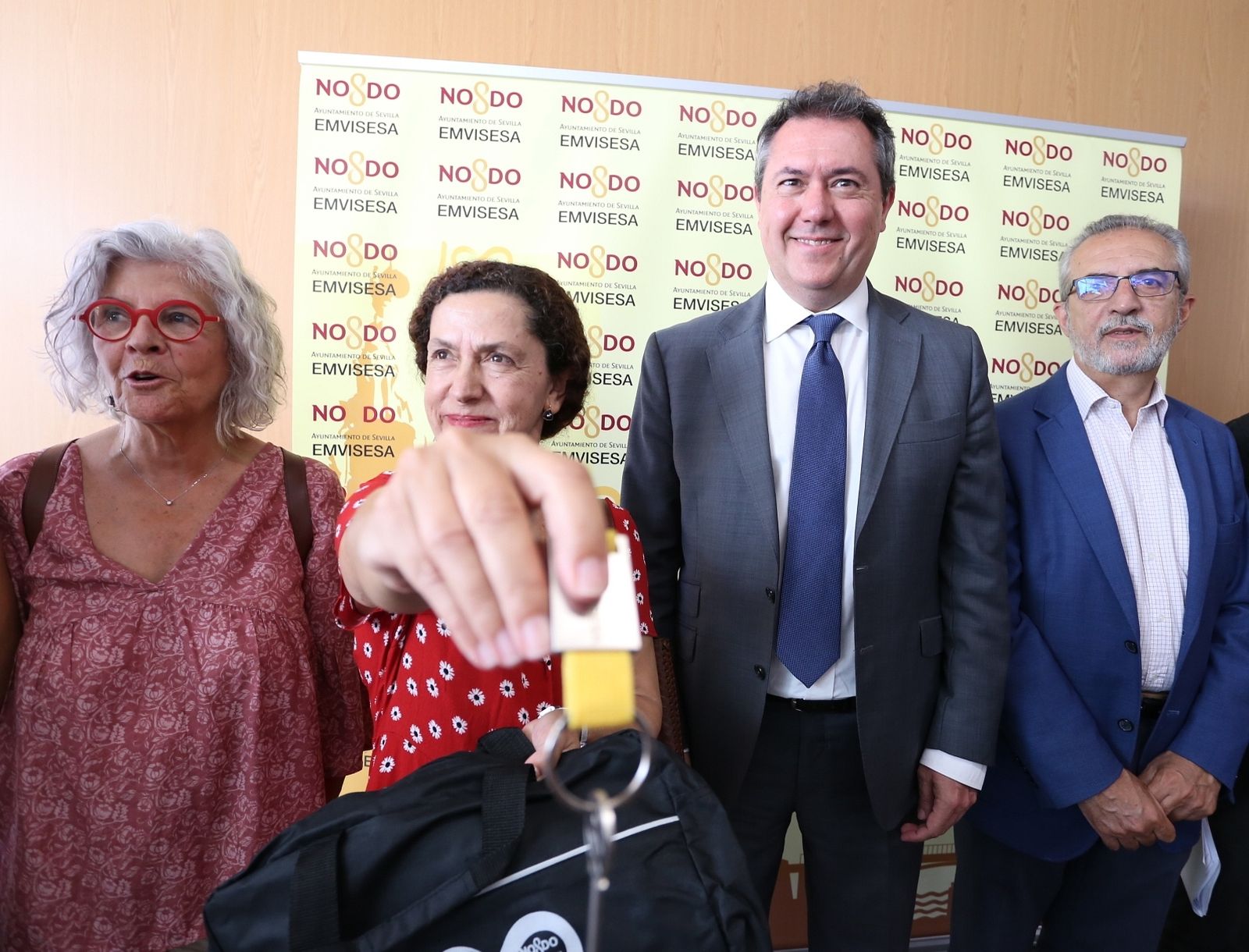 Una de las adjudicatarias muestra las llaves del local tras entregárselas Espadas.