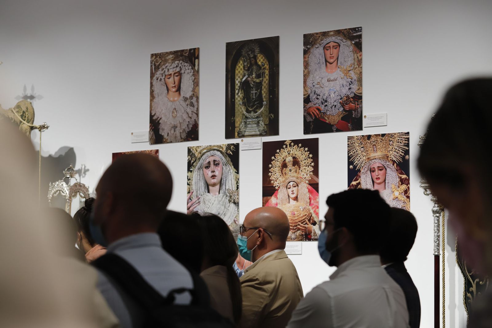 Imágenes de la inauguración de la exposición Regina Roris en la sala de la Fundación Cajasol 'El Comercial'