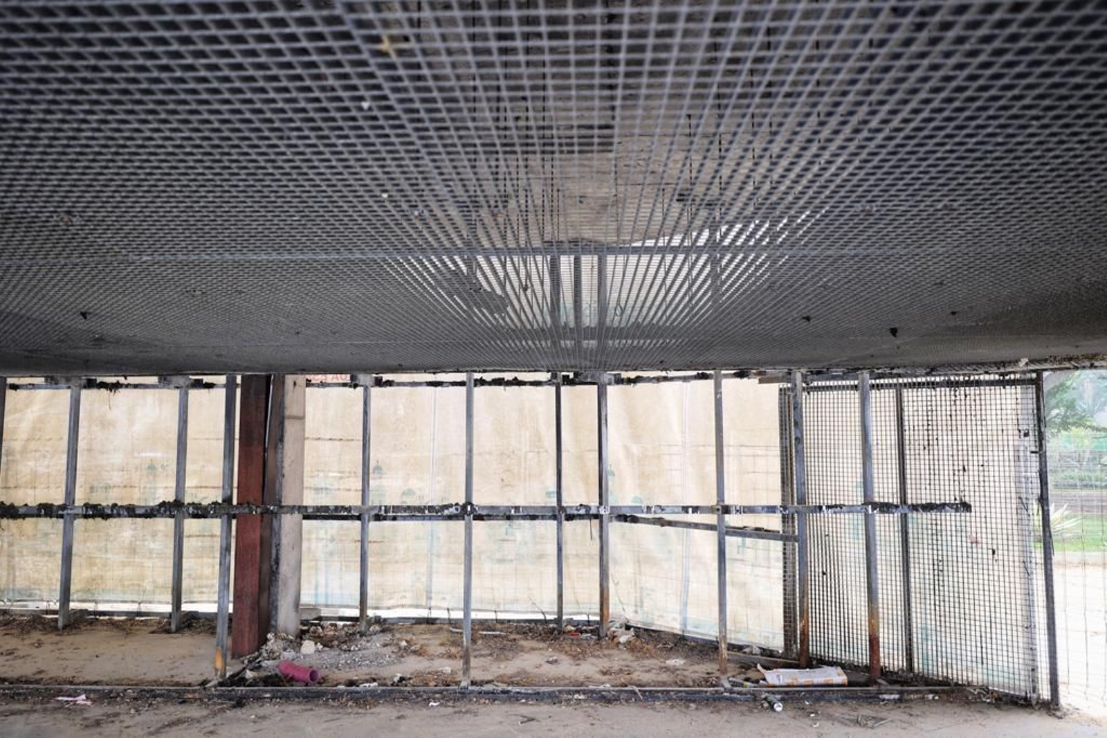 Imágenes del abandono de la pérgola del parque Genovés de Cádiz