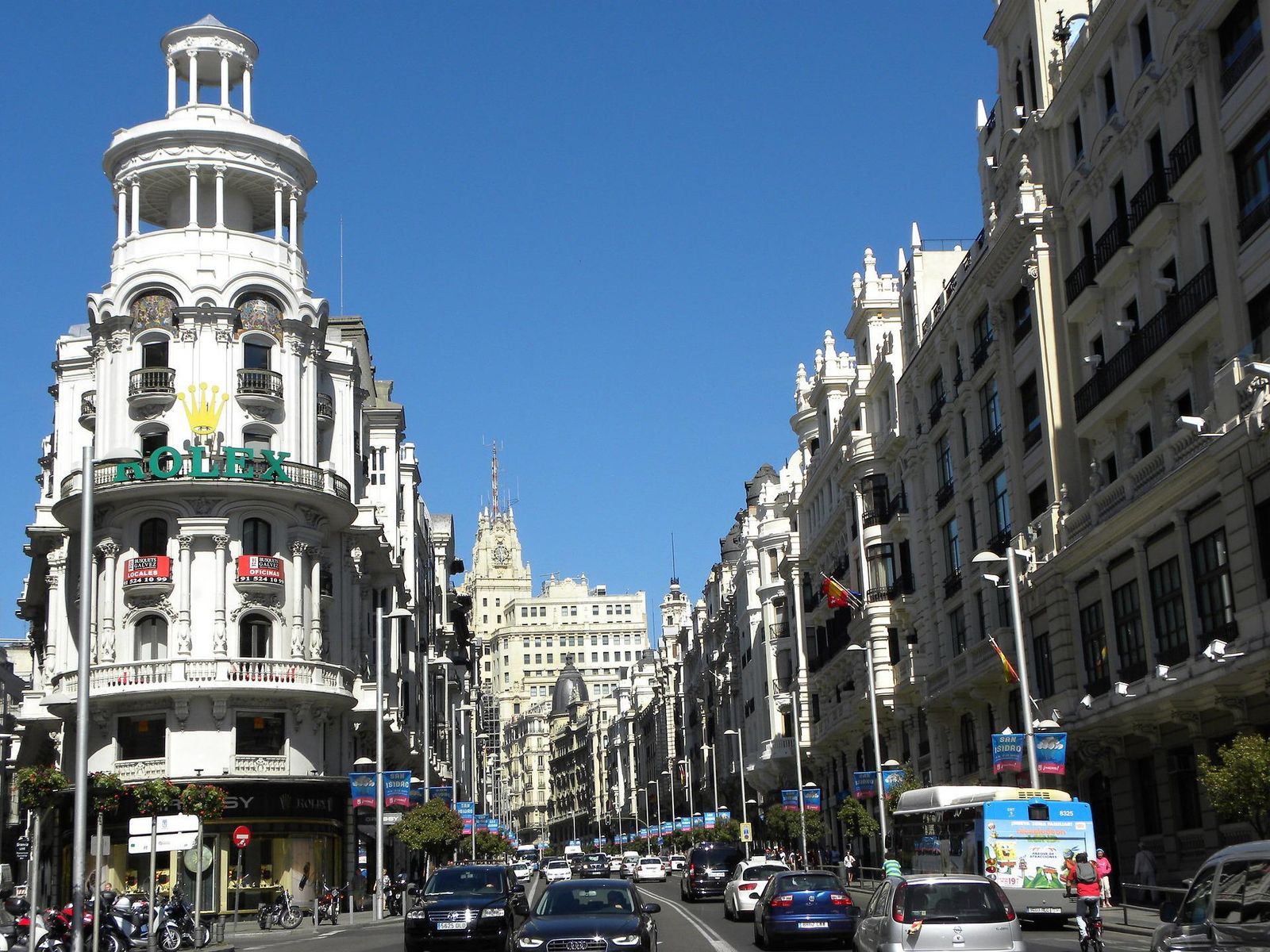 Coches circulando por la Gran Vía de Madrid