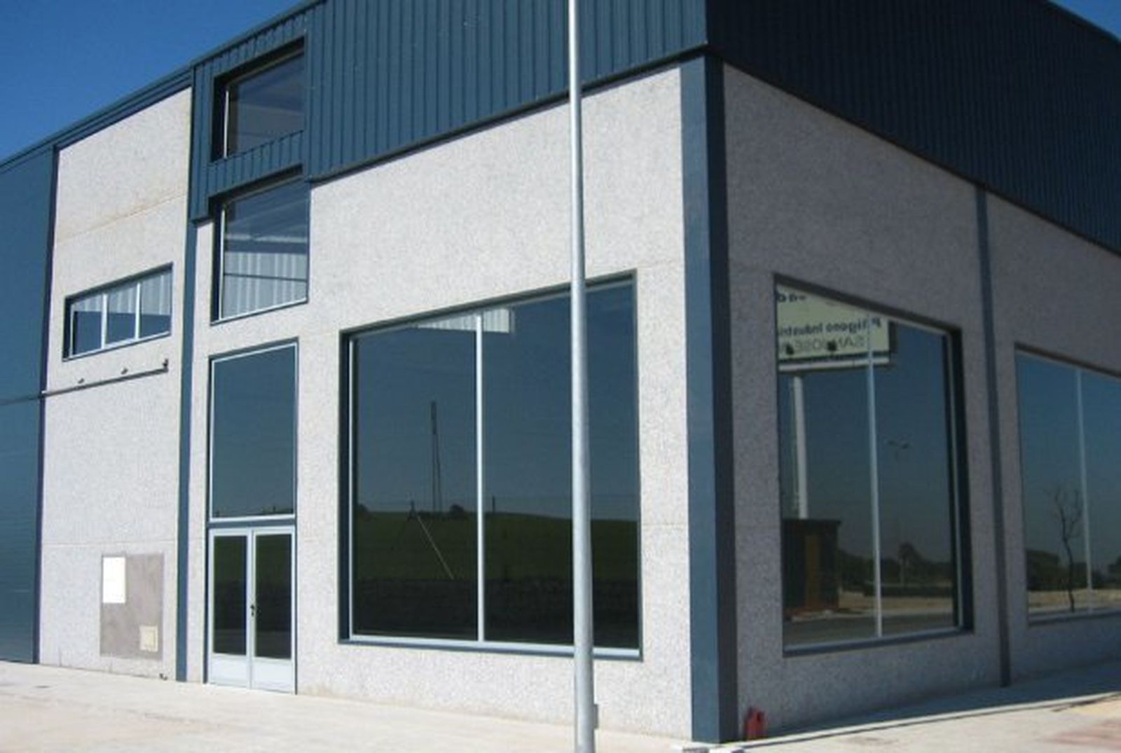 Una de las naves de ZF en San José del Valle.