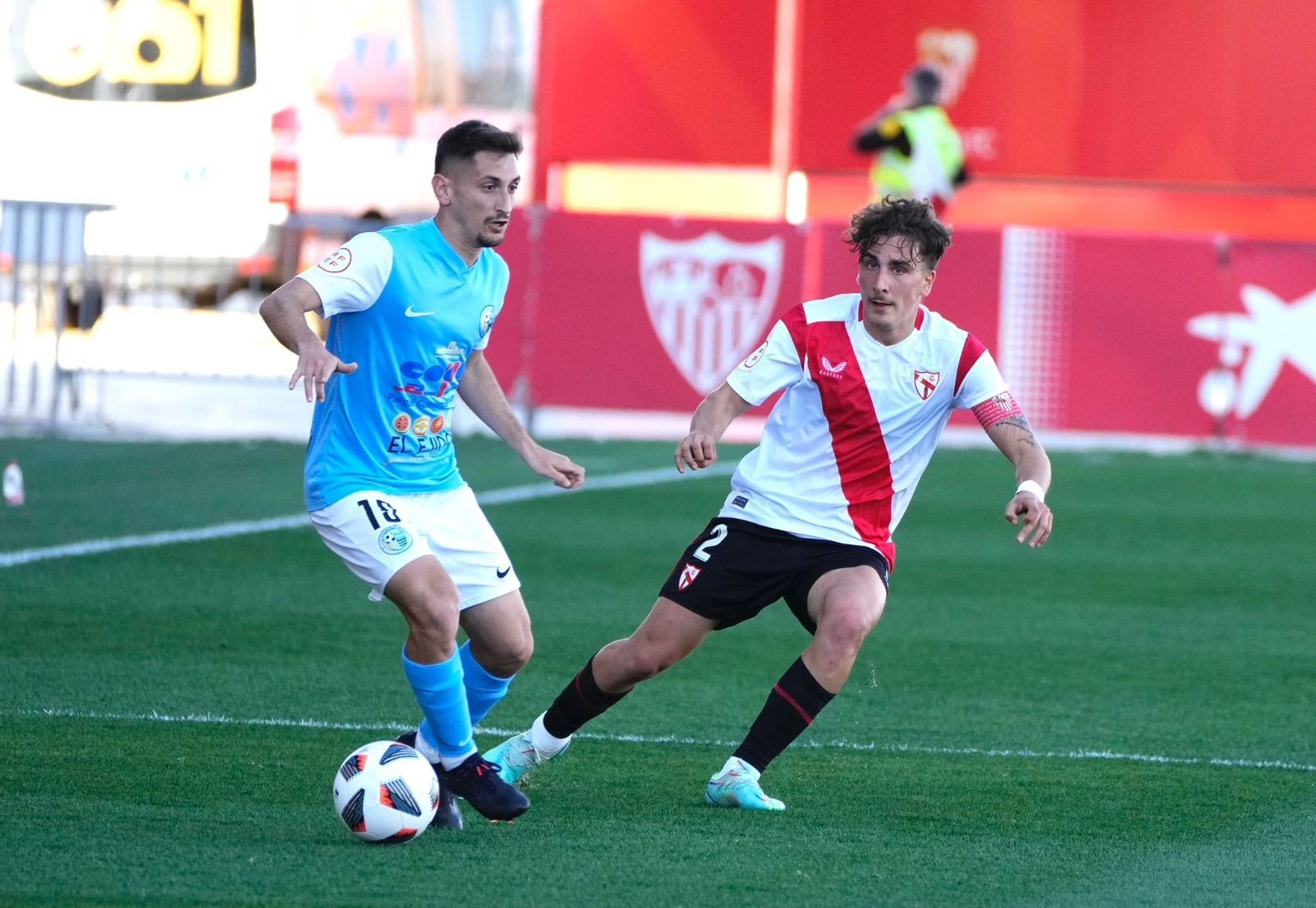 Juanje orienta el balón ante la presión del sevillista Valentino Scotta la pasada jornada.
