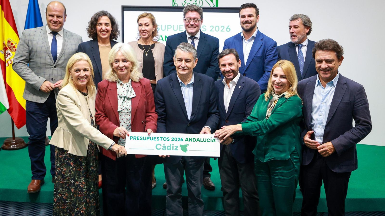 El consejero Antonio Sanz, junto con los delegados de la Junta en la provincia de Cádiz, tras la presenctación d elos Presupuestos para 2026