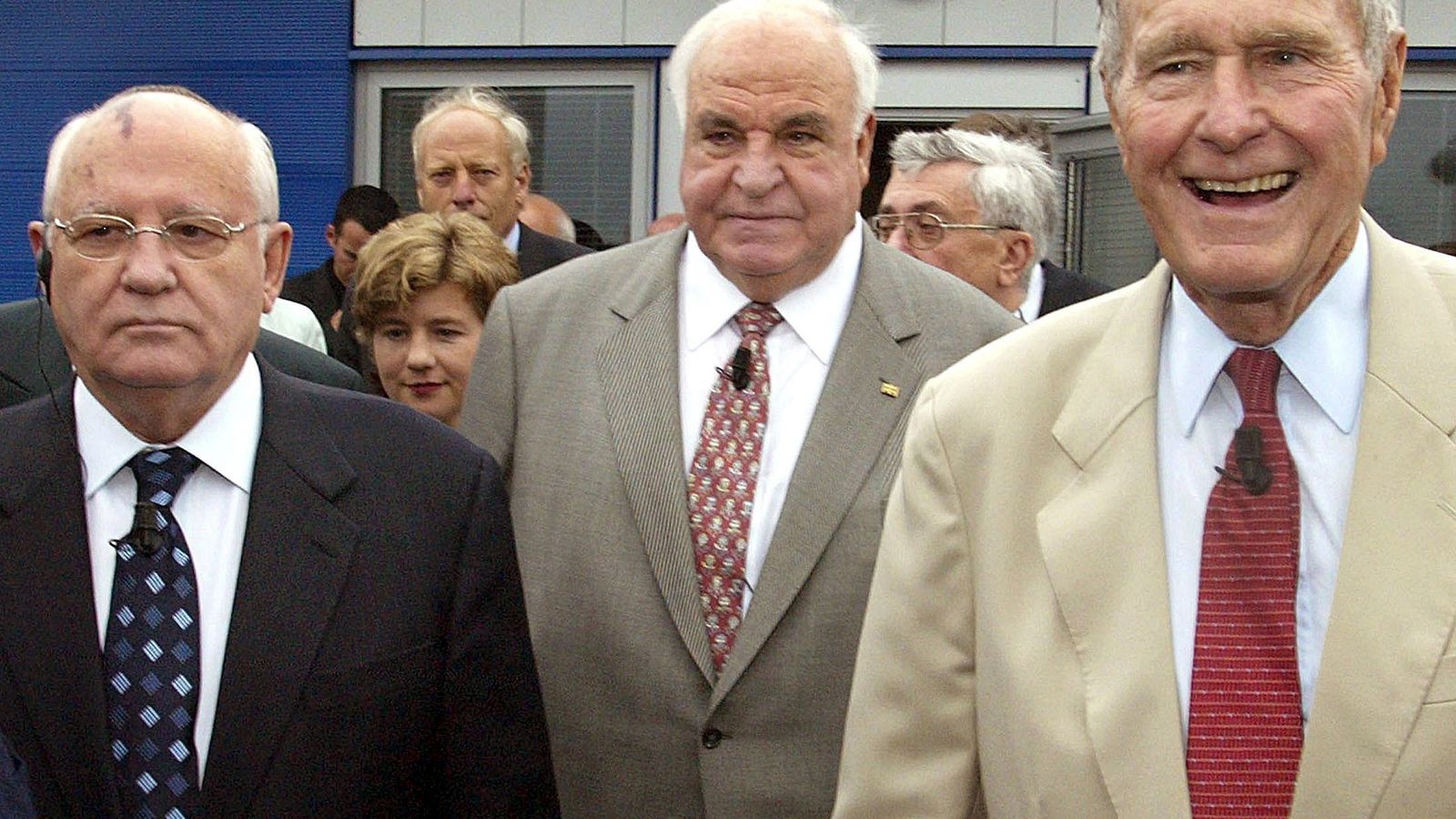 Helmut Kohl, en el centro, junto a Mijail Gorvachov y George Bush