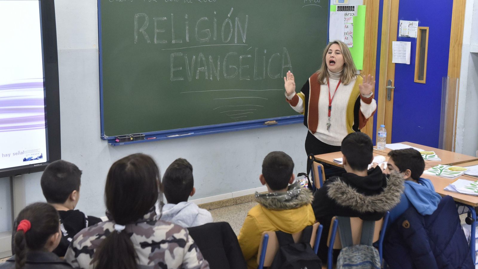 Los alumnos atienden las explicación de la maestra de Religión Evangélica.