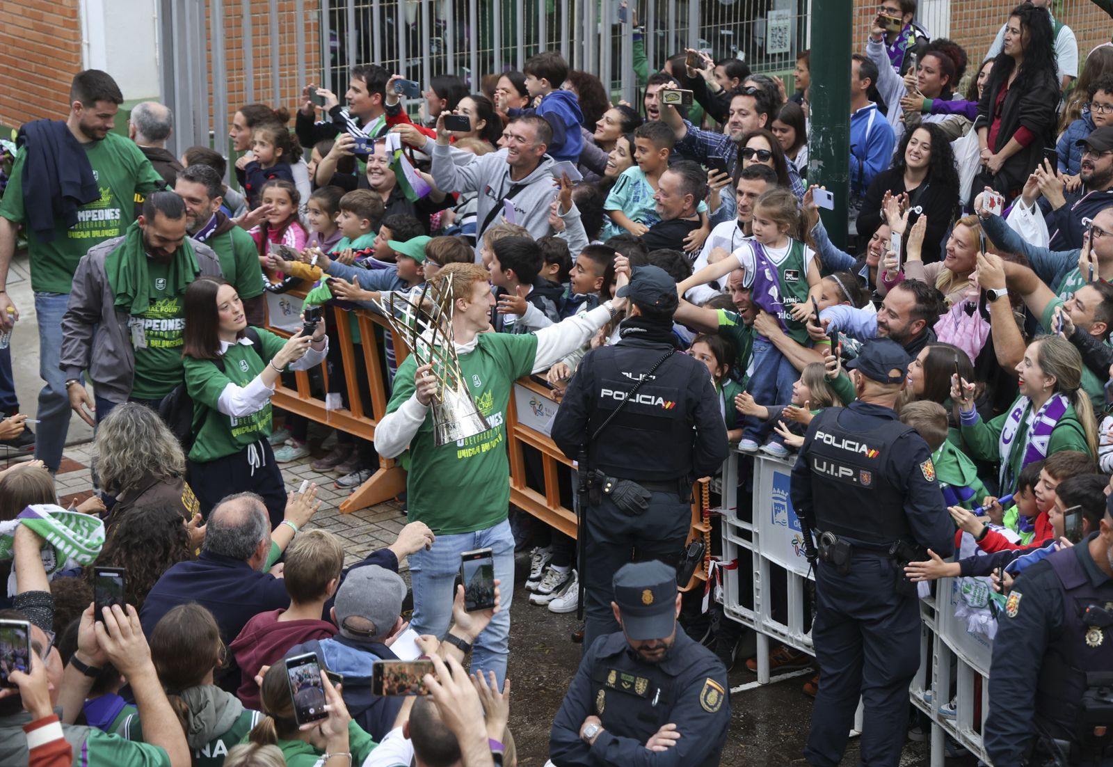 El Unicaja celebra en las calles de Málaga el título de la BCL
