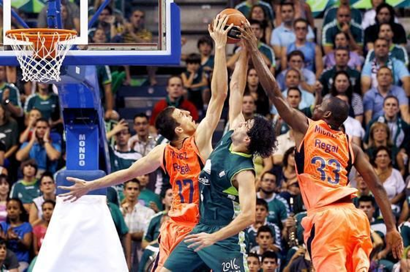 Berni es taponado por los jugadores del Barcelona Fran Vázquez (i) y Pete Mickael (d). / EFE
