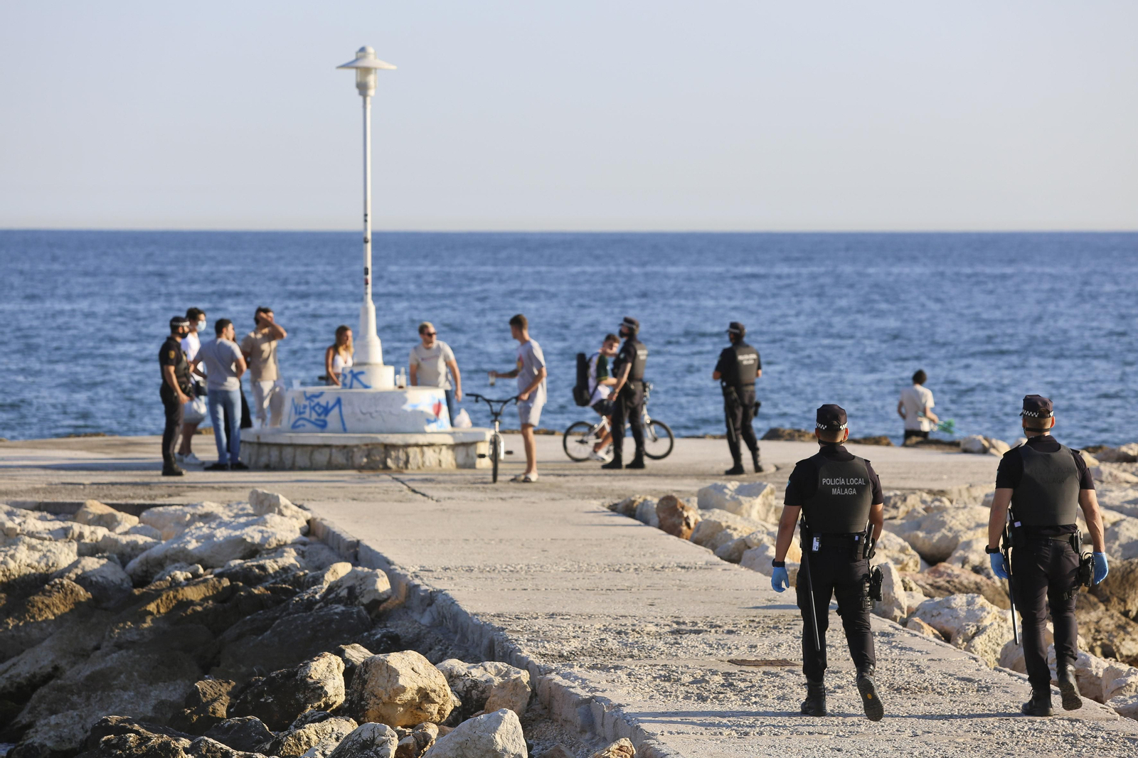 Las fotos del refuerzo policial en Pedregalejo ante su masificación