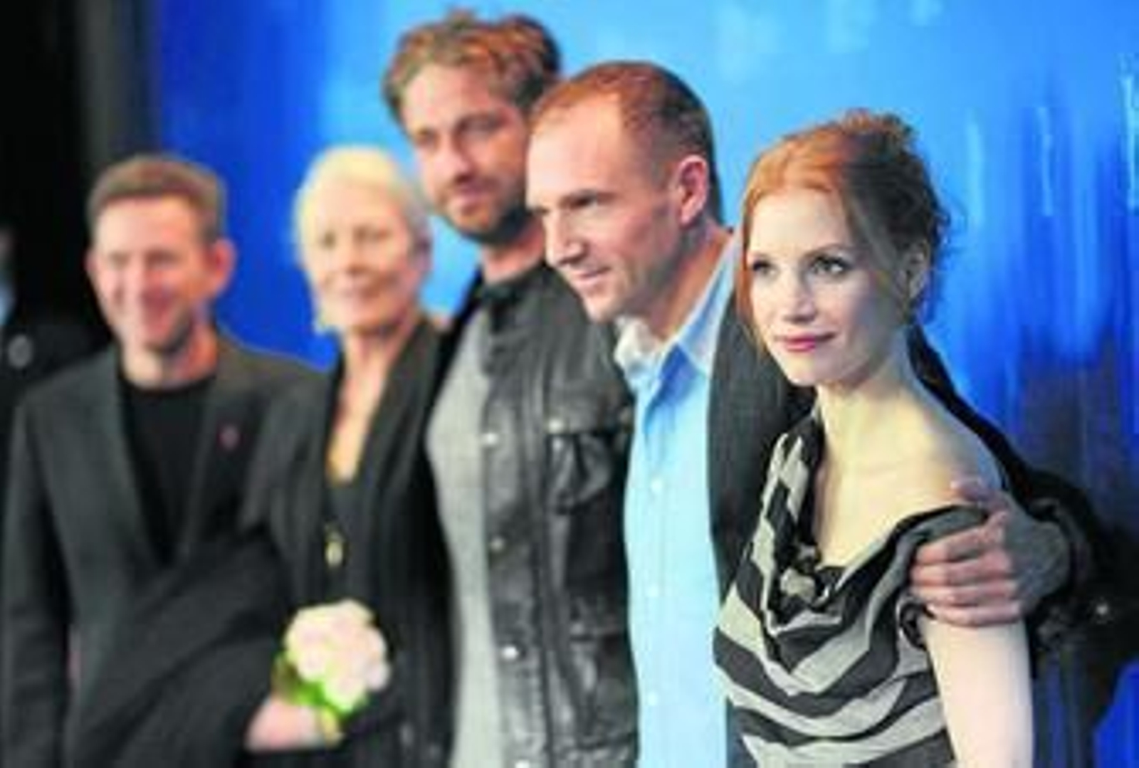 Ralph Fiennes, ayer, con su equipo de trabajo en la presentación en la Berlinale.