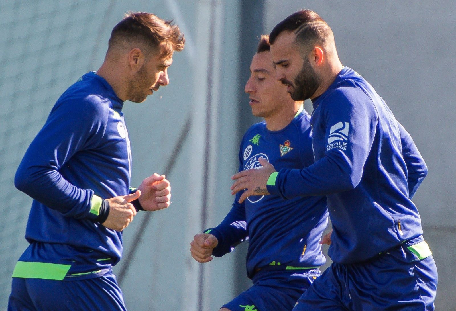 Jesé junto a Joaquín y Guardado en un entrenamiento.