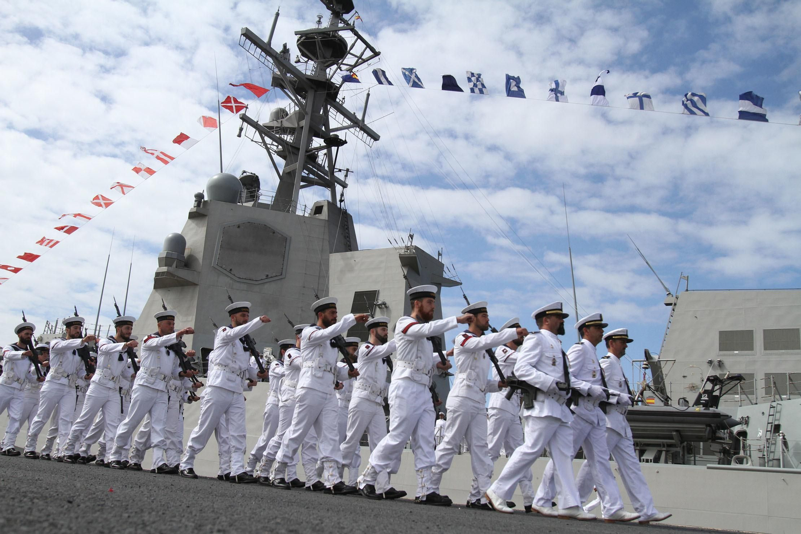 Entrega de la bandera de combate a la fragata Cristobal Colón