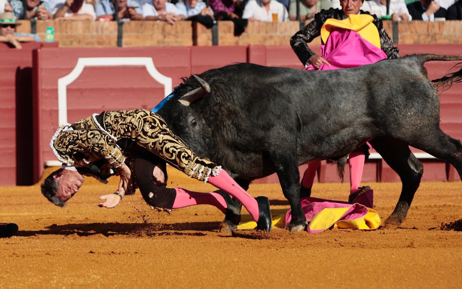 Cogida de Escribano en el primer toro de Victorino Martín el 13 de abril de 2024.