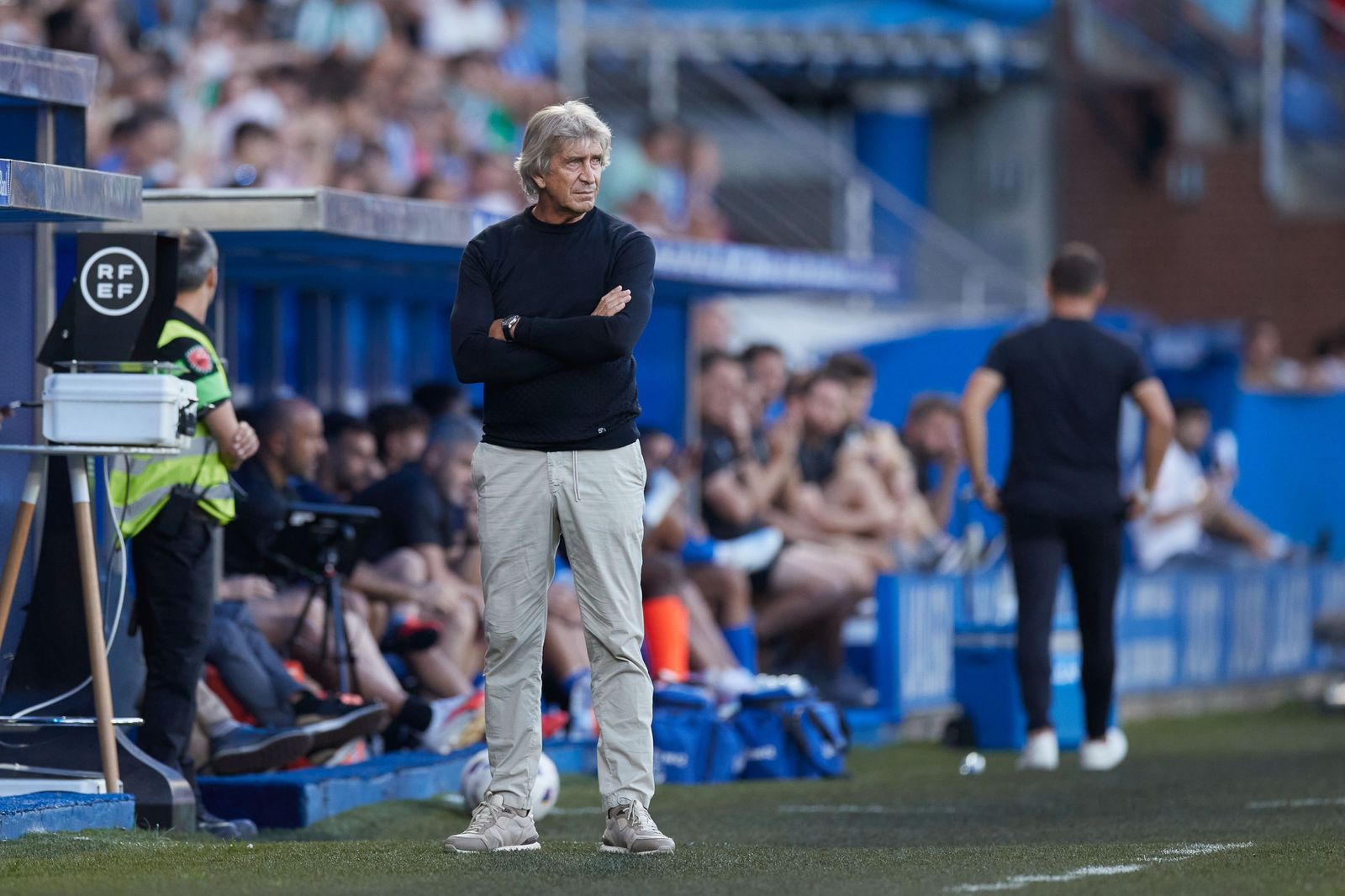 Manuel Pellegrini observa el encuentro desde su zona técnica.