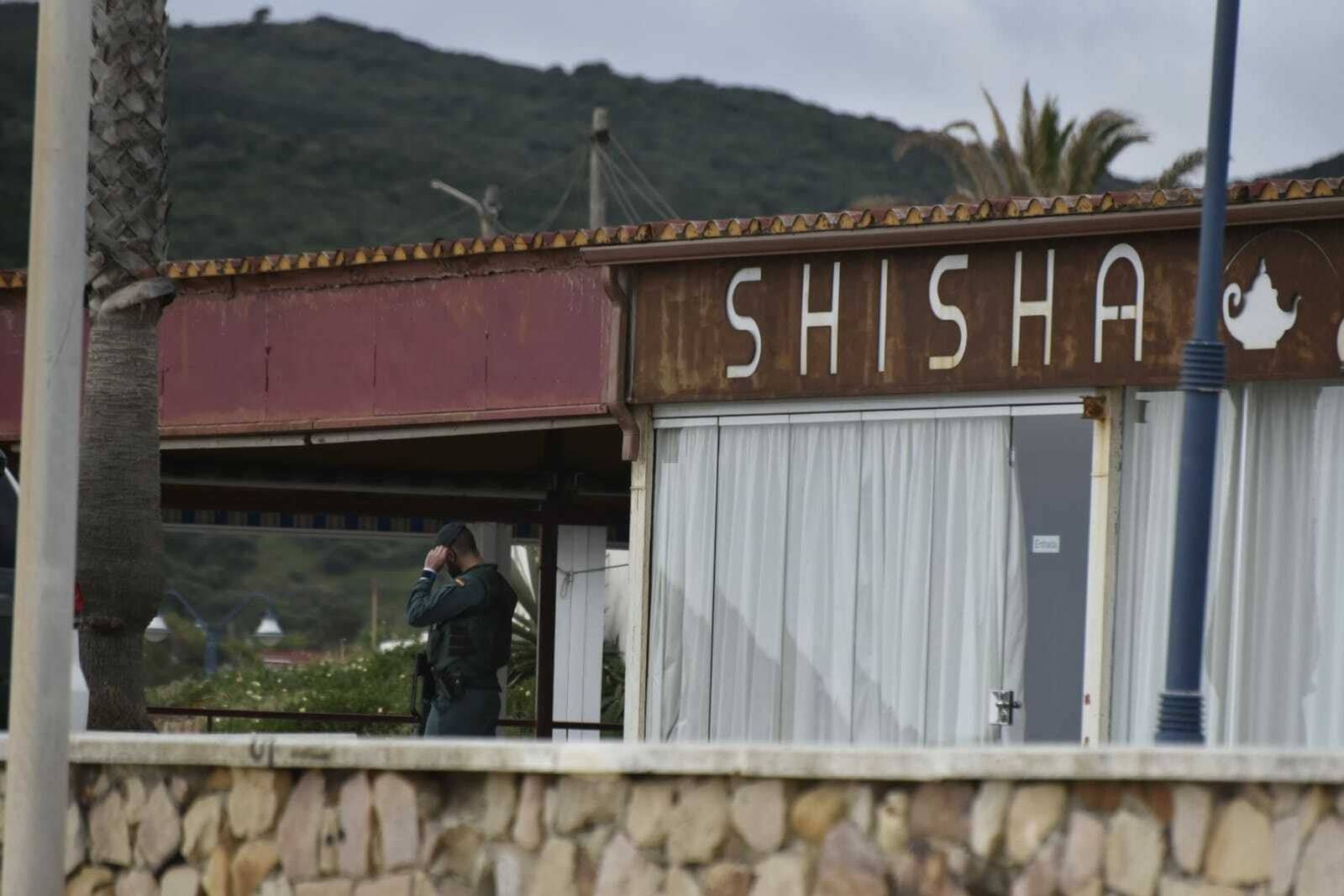 Un agente de la Guardia Civil durante el registro en el Shisha Bar