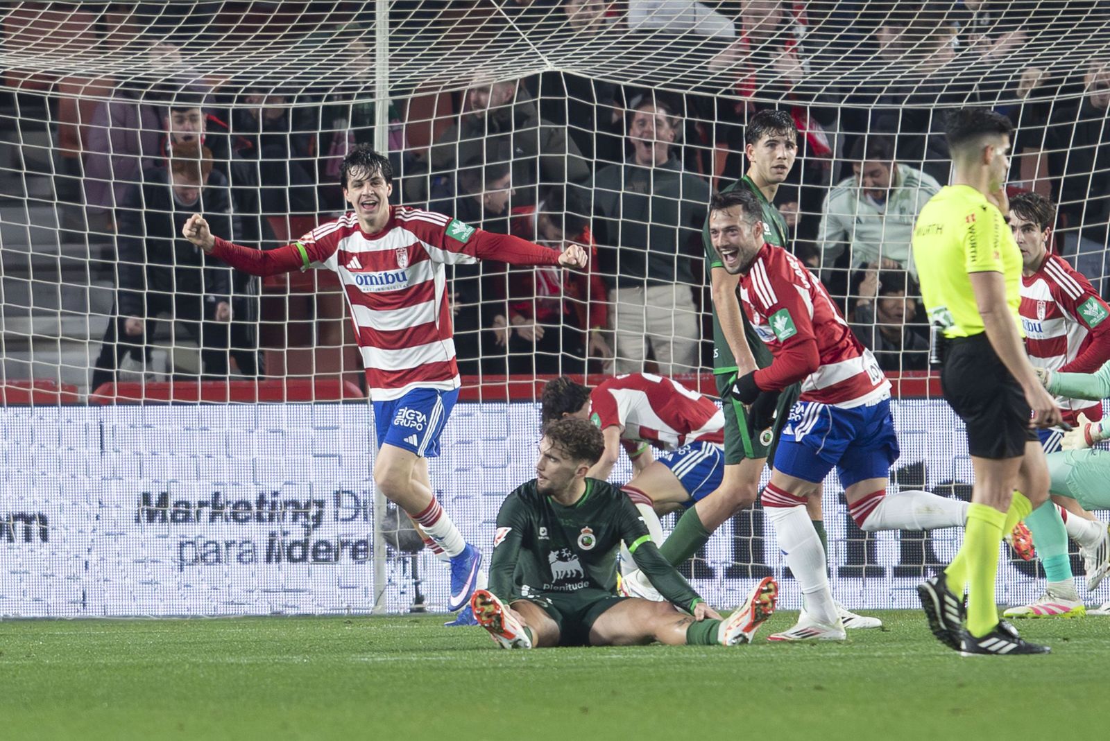 José Arnaiz celebra el tanto que le dio el triunfo a los rojiblancos.