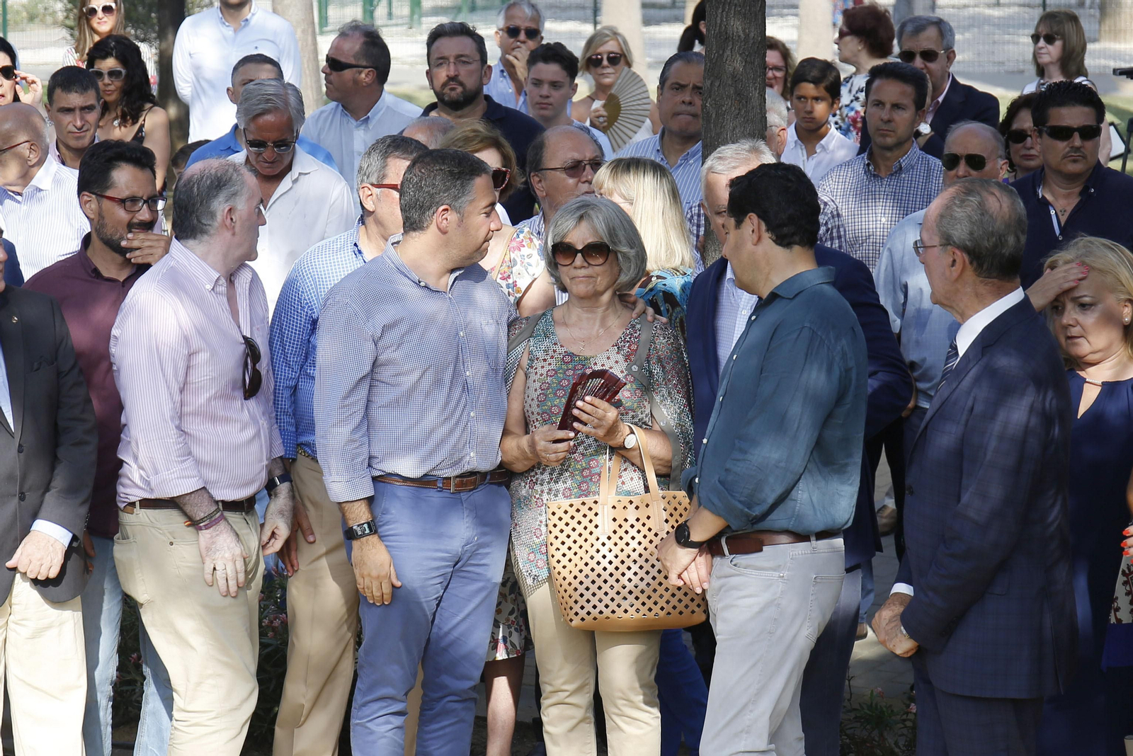 Representantes políticos junto a la viuda de Martín Carpena ayer en el homenaje por el aniversario de su muerte.